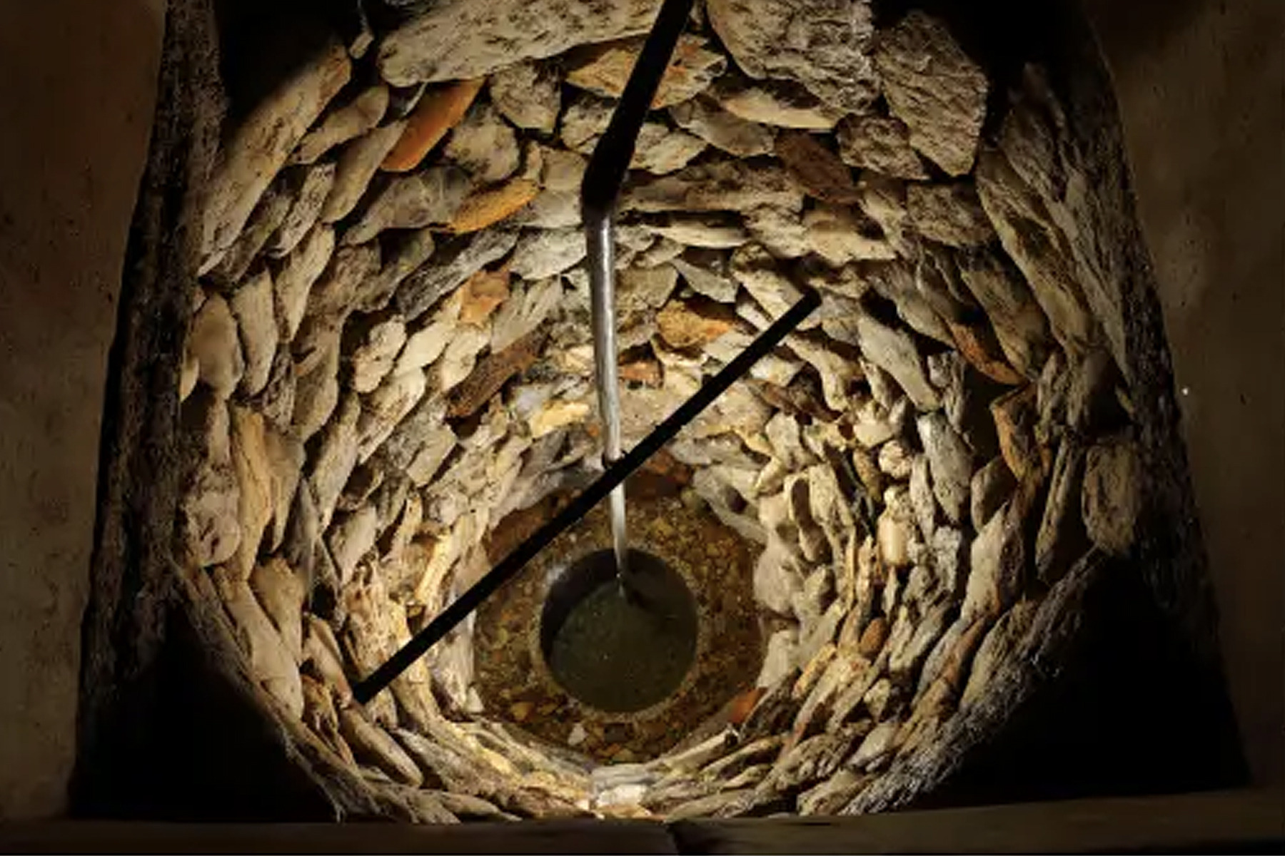 蔵内の井戸から汲み上げる中硬水（画像提供：落酒造場）