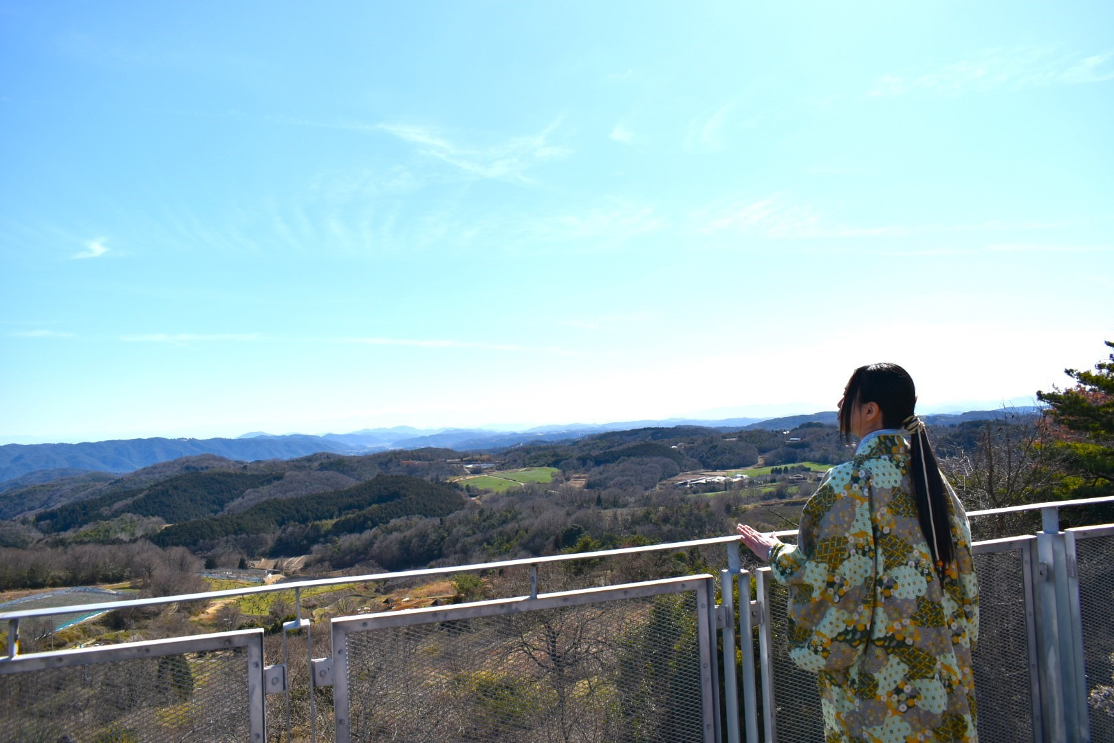 テラスより遠くに瀬戸内海を望む