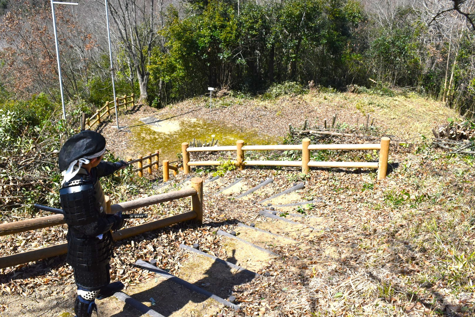 伐採が進行中。遺構がより見やすく!