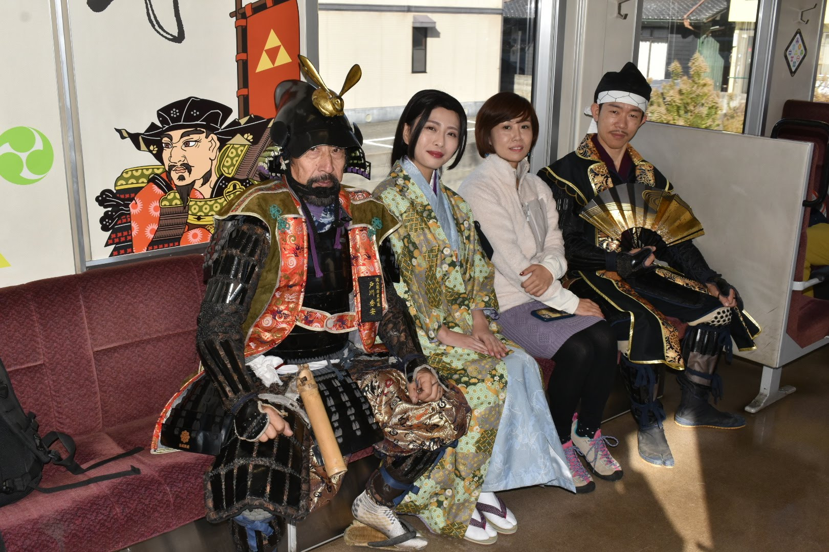 戦国列車をデザインした山城ガールむつみさんと車内で