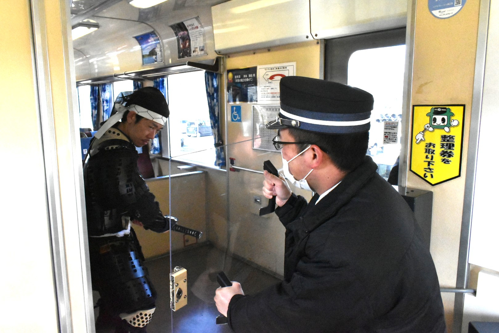 運転席ドア兼仕切り板は非常時には盾に!