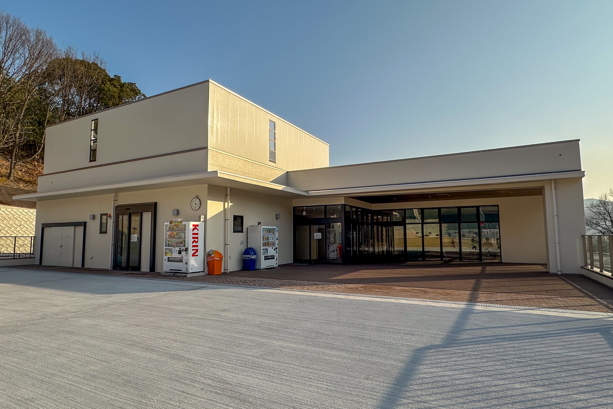 交流棟（イベント広場側）