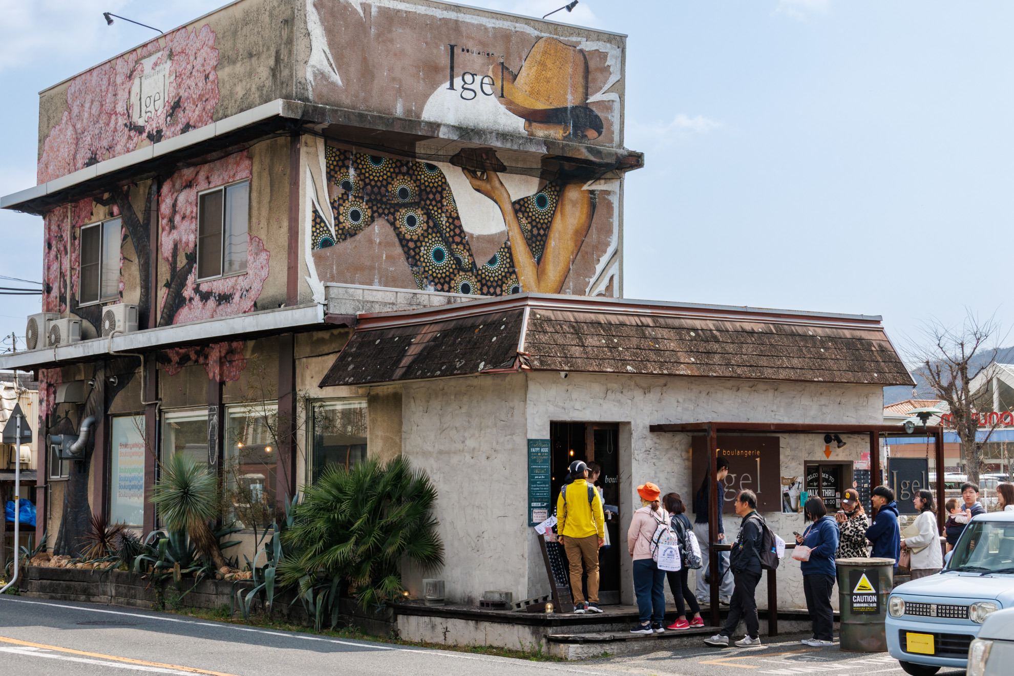 近くには人気のパン屋さんもあります