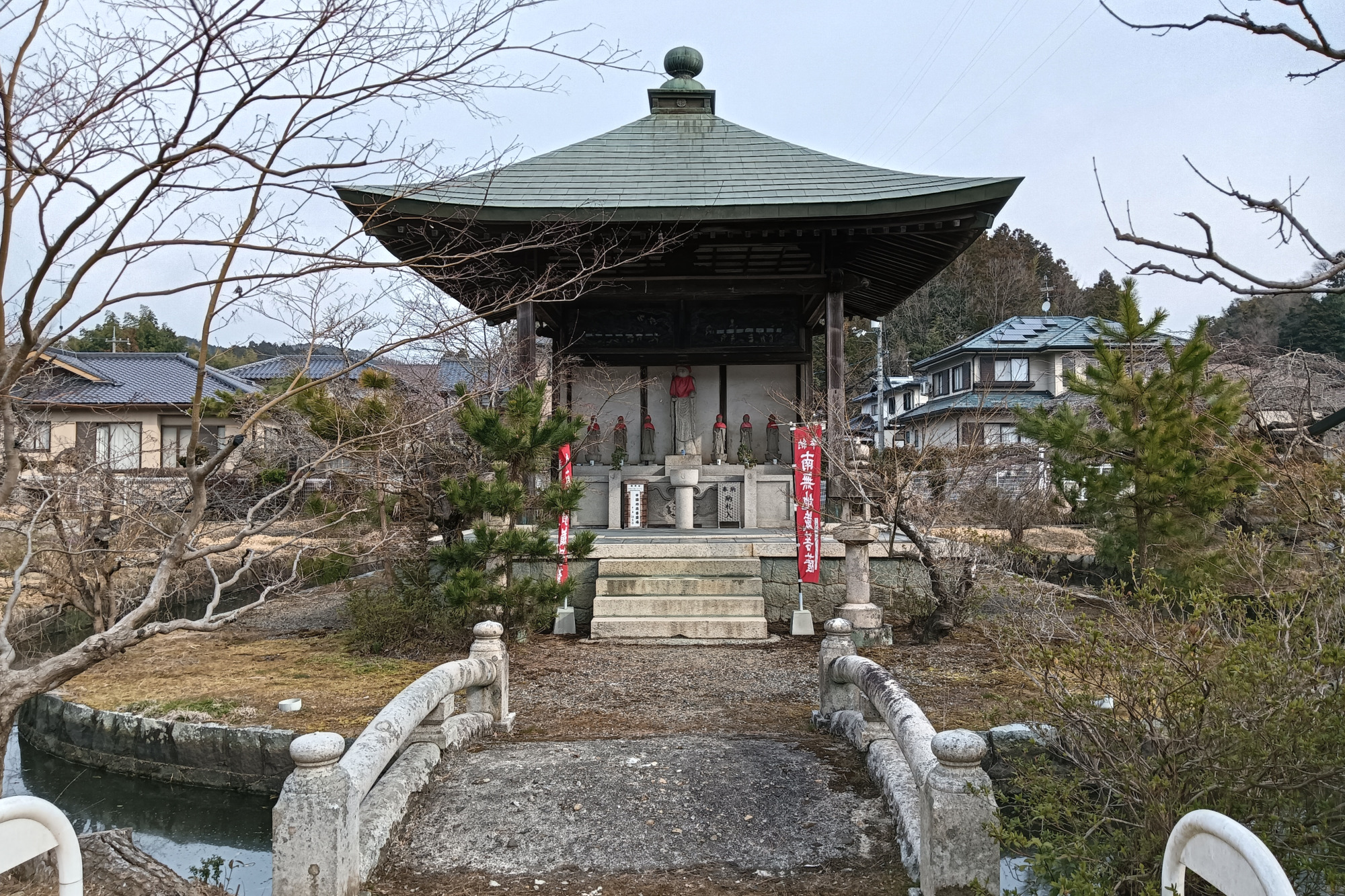 橋を渡り娑婆へ