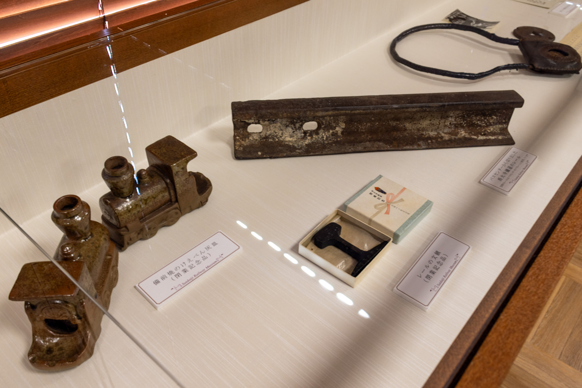 廃線時の記念品や当時のレール