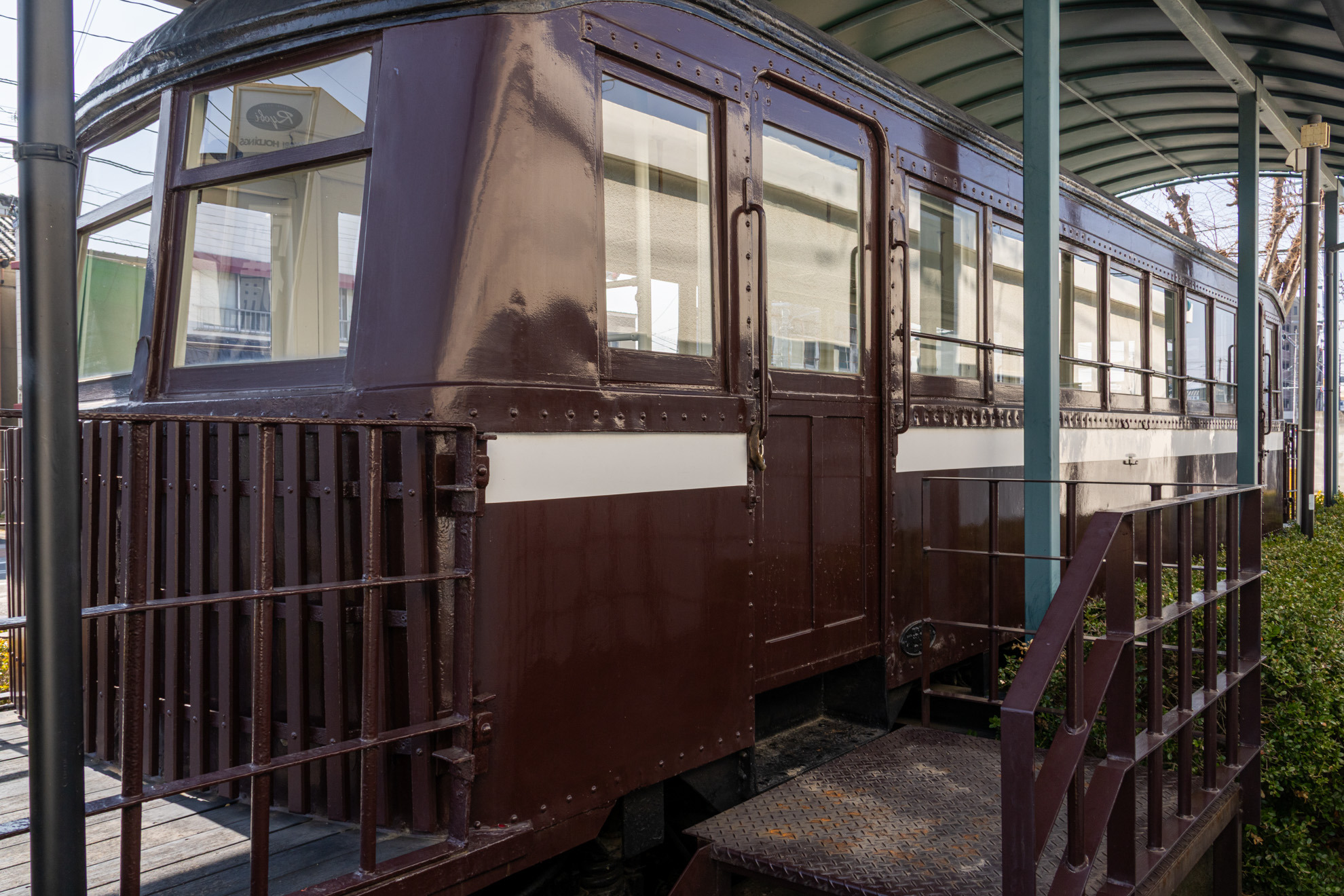 車両のすぐ近くにデッキがあります（車内には入れません）