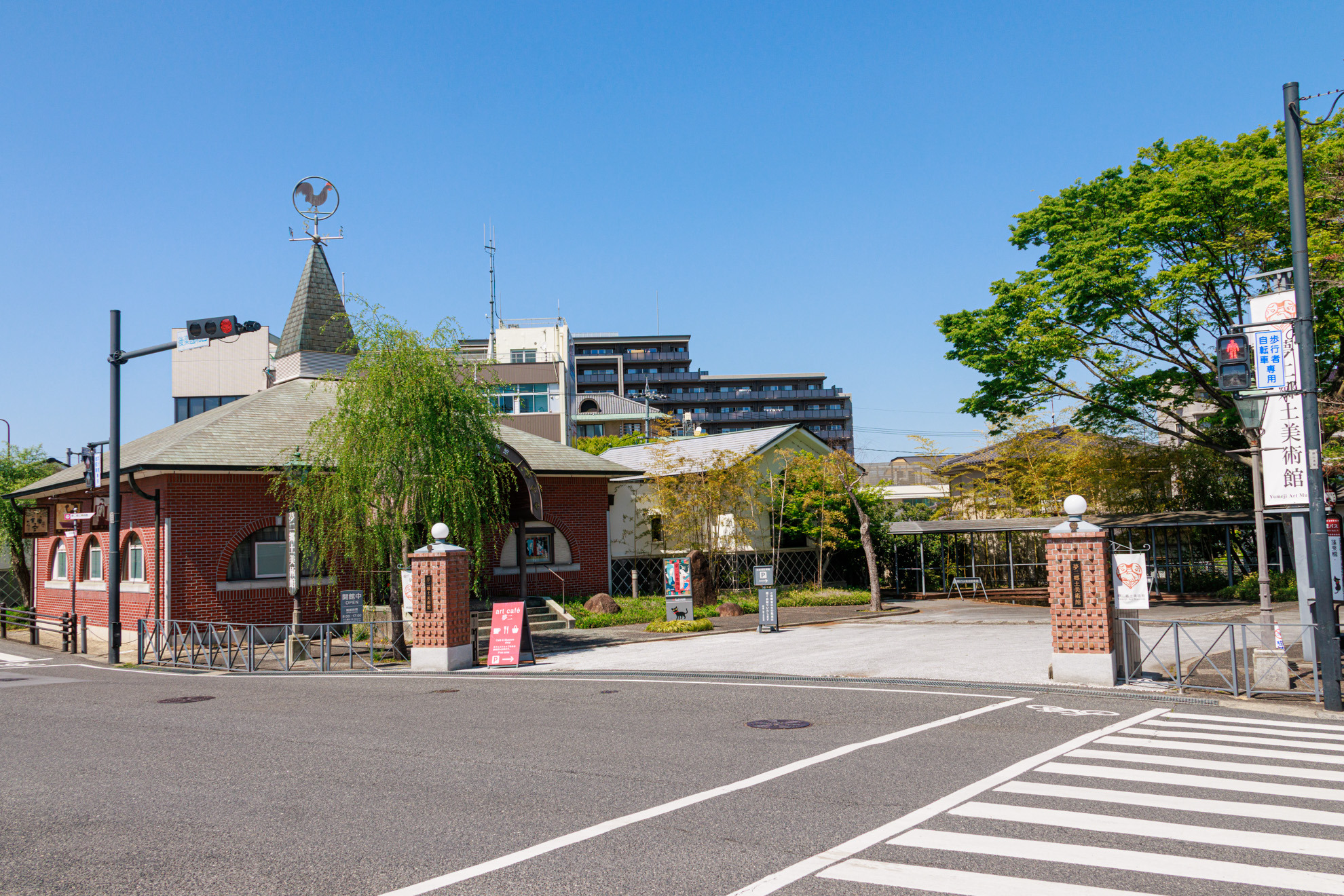 かつて後楽園駅があった場所に立つ「夢二郷土美術館本館」