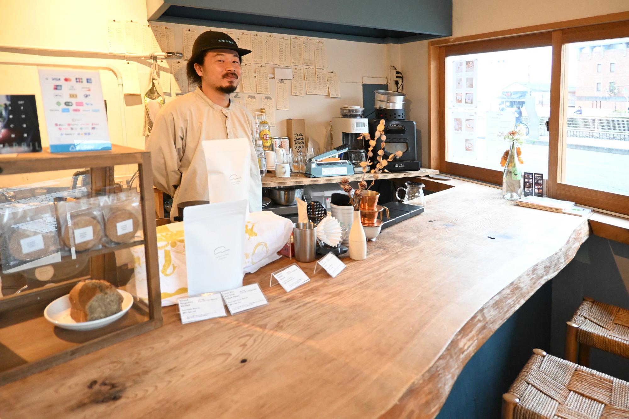 照れくさそうな笑顔の濱田さん