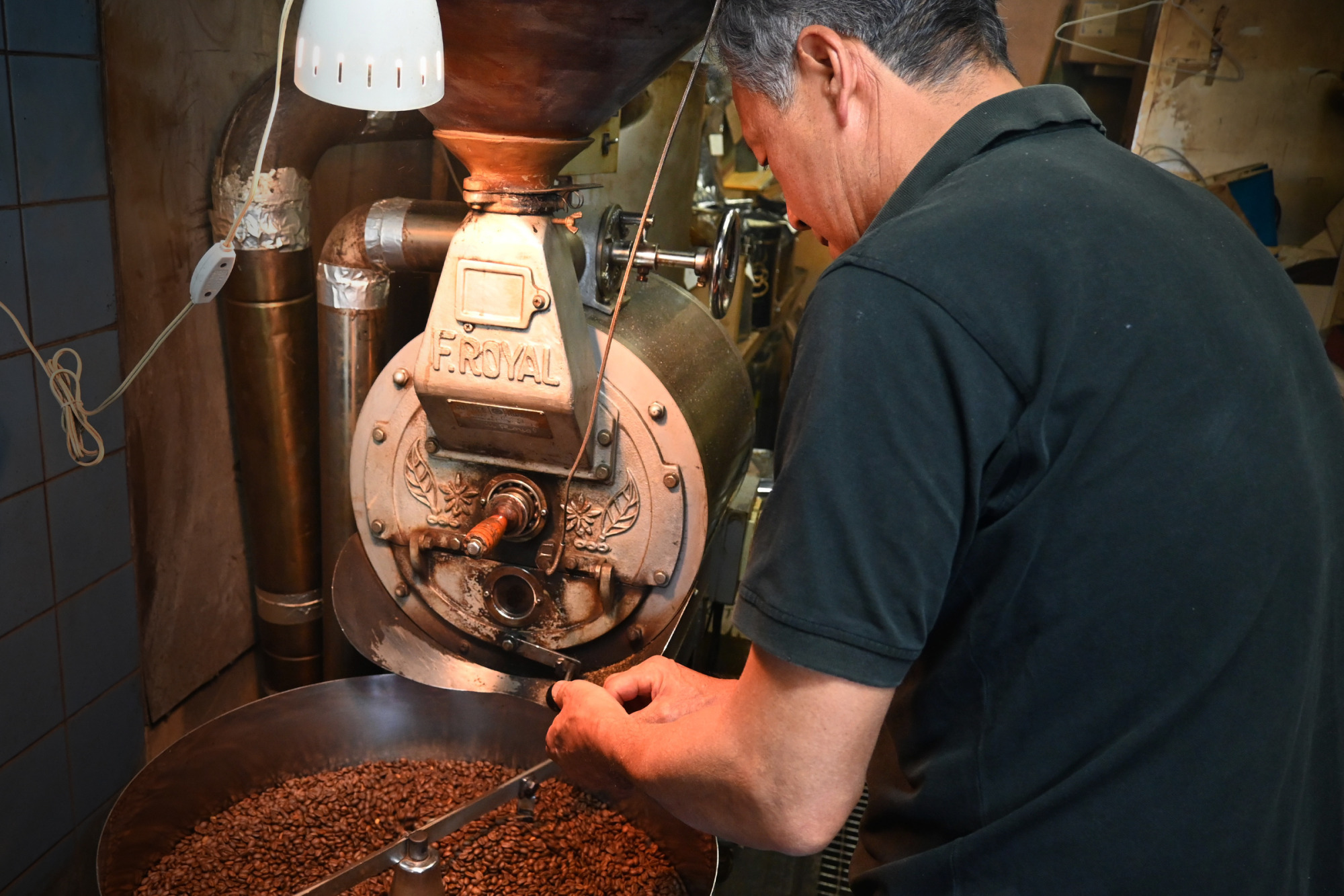 澤さんは午前中、焙煎に専念