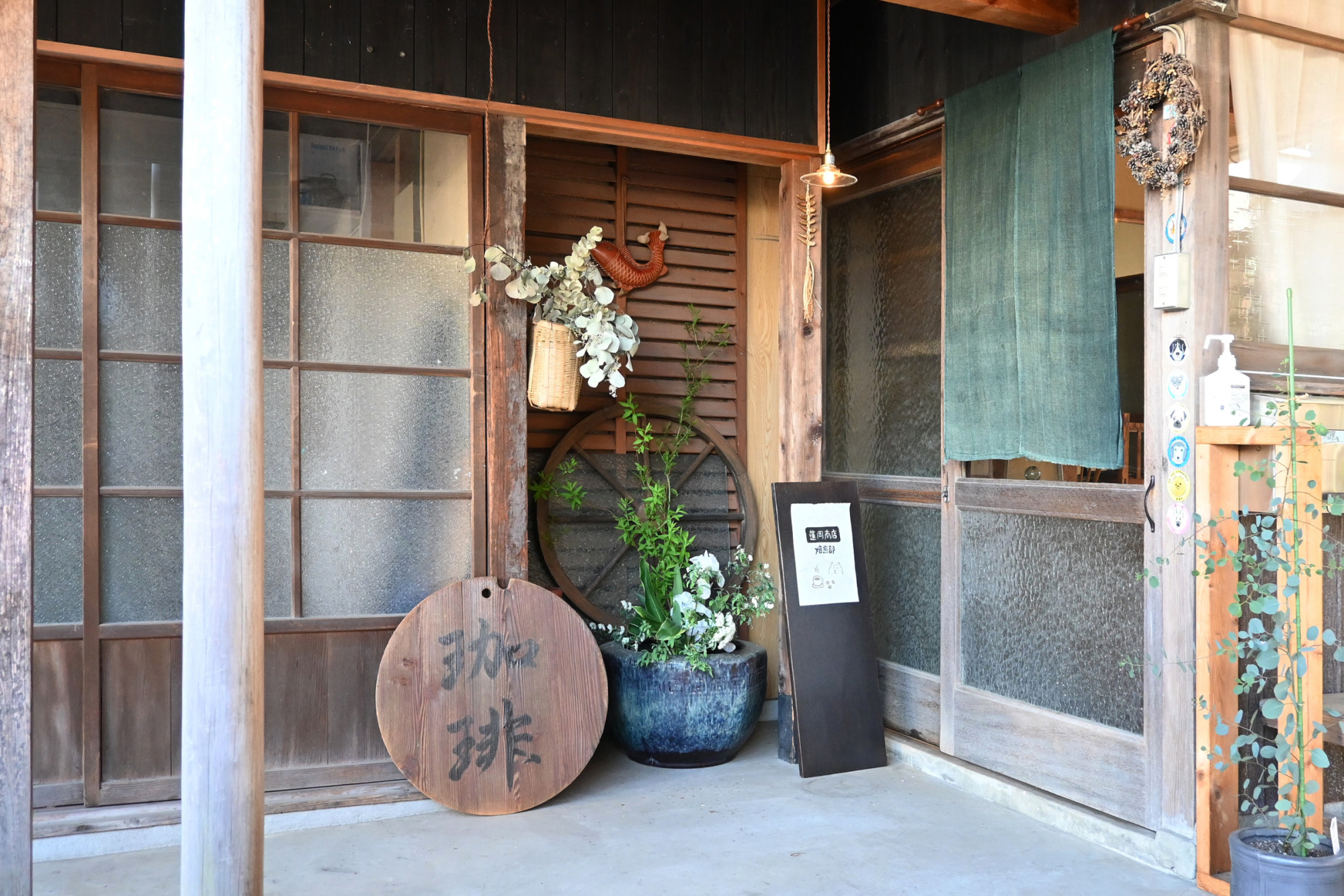 暖簾をくぐると