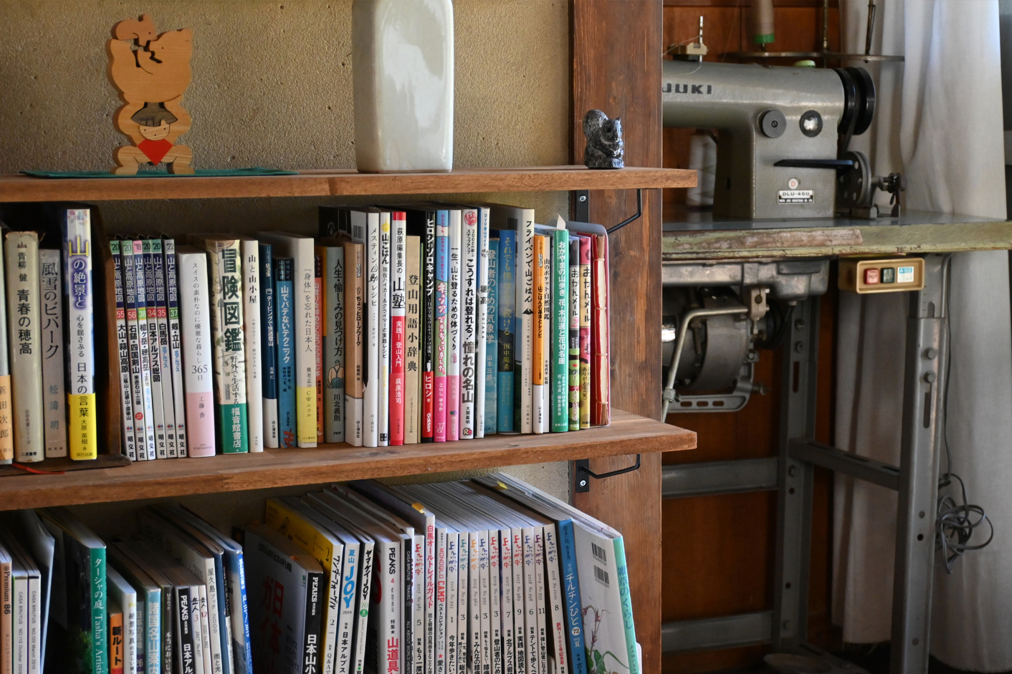 本棚にはたくさんの山にまつわる本