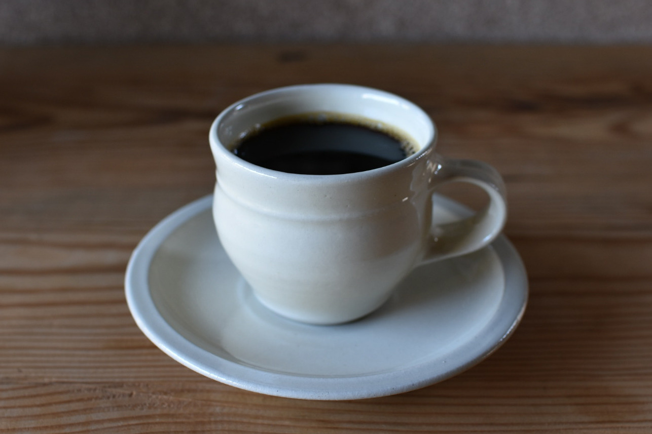 取材時の器は島根県出雲市・出西窯のセット（画像提供：蓮岡商店 焙煎部））