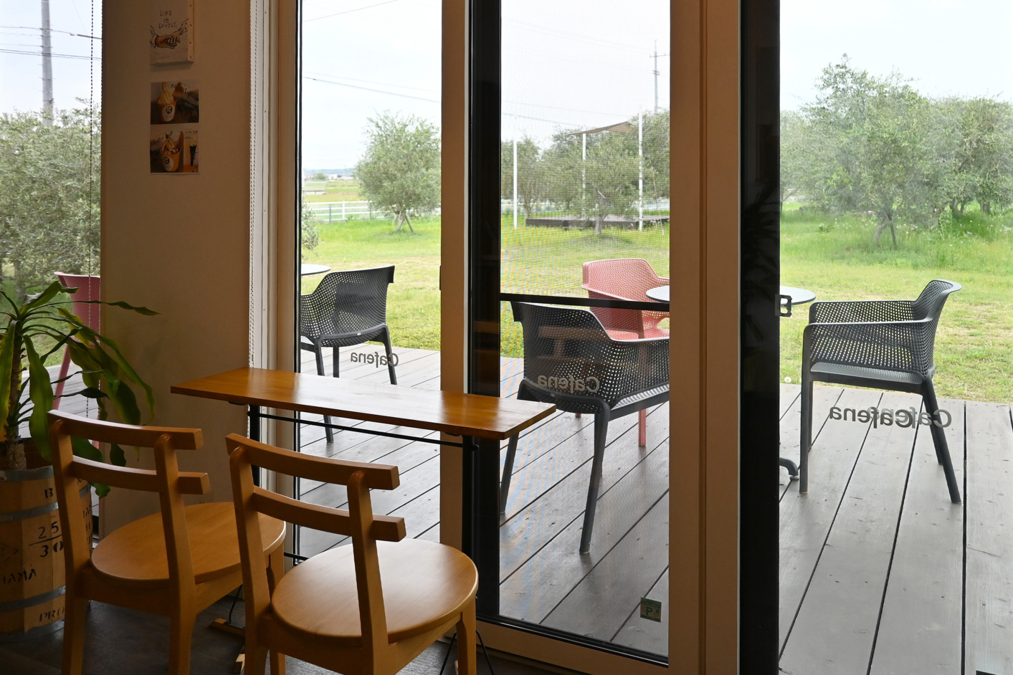 窓際のテーブルや数々の小物はオーナーのお手製