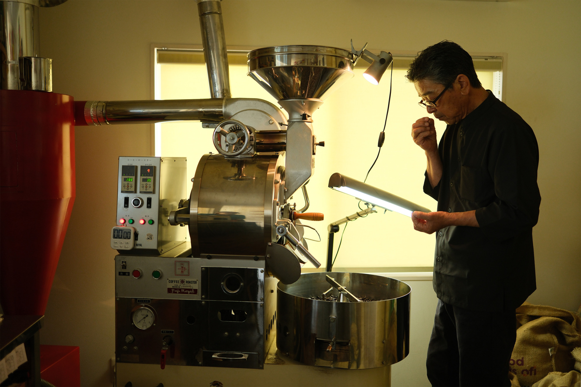 週6日焙煎する英二さん（画像提供：パワープラントコーヒー）