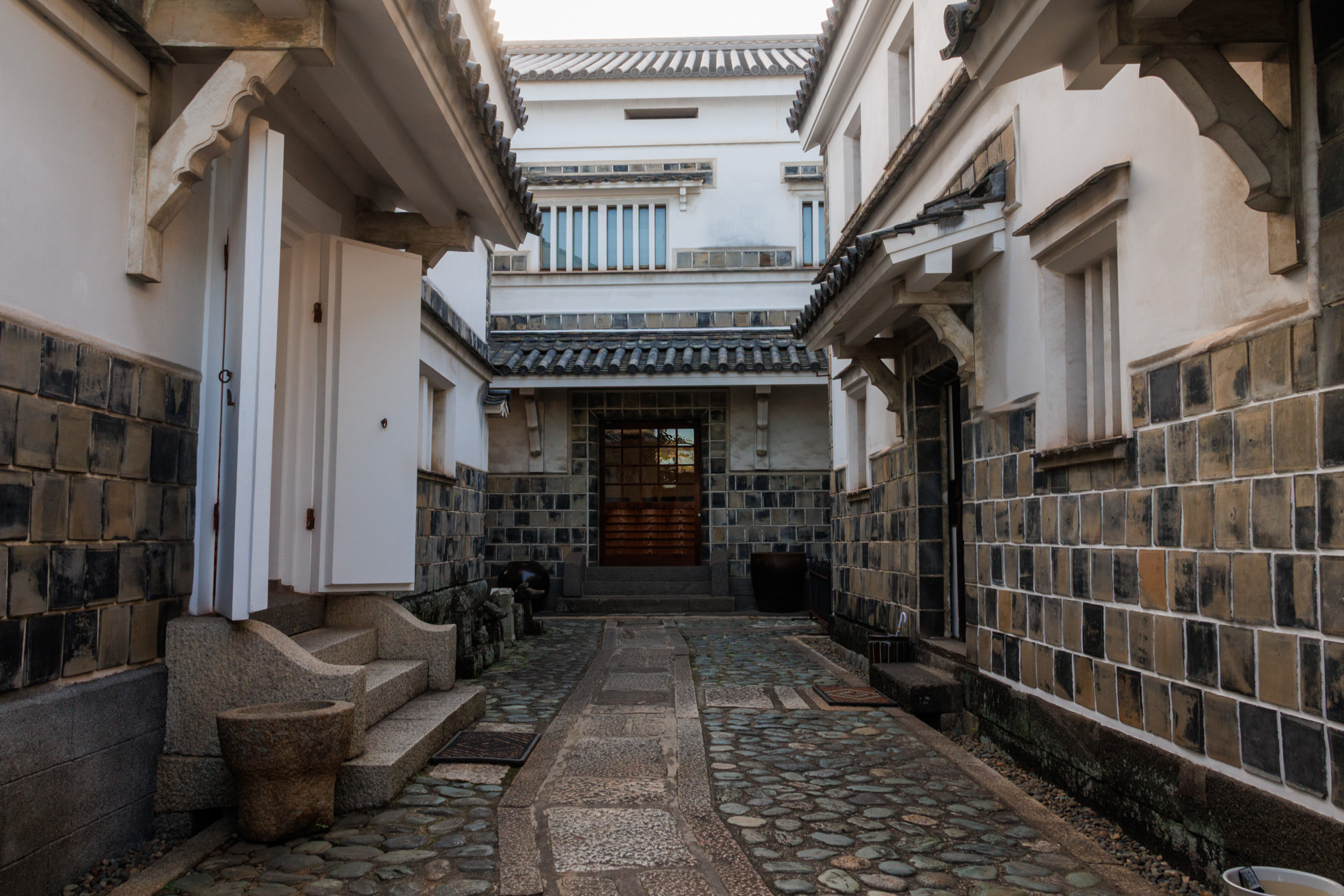 門を入ると三面を土蔵に囲まれた空間が広がります