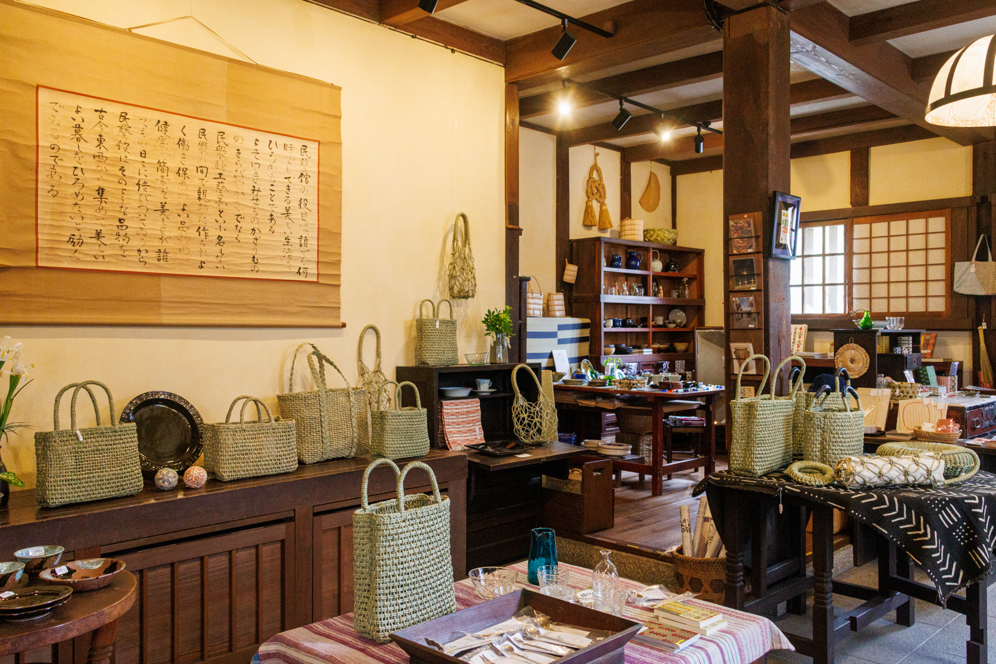 倉敷民藝館に併設の売店。品揃えも豊富です