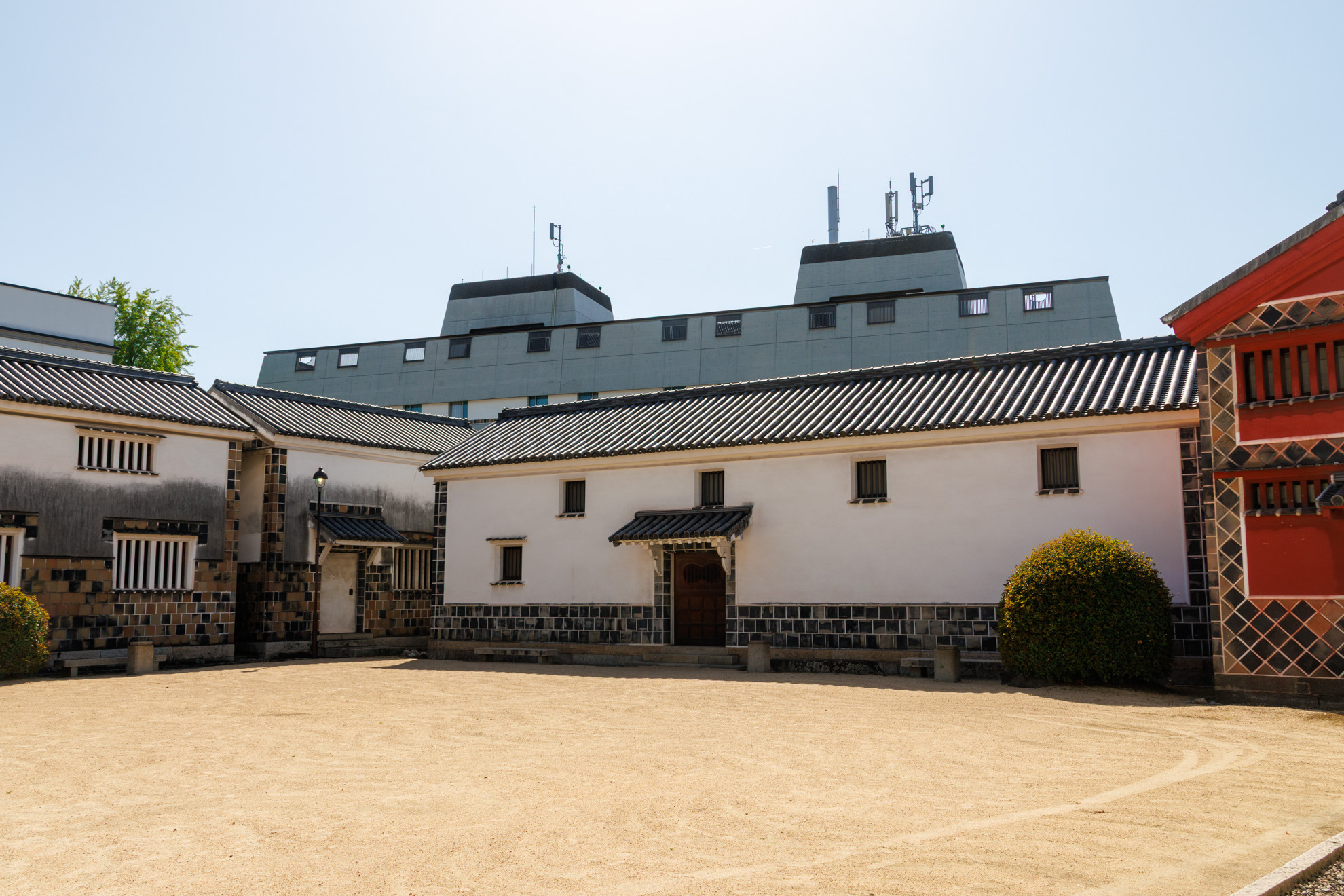 建物は蔵を利用して作られています