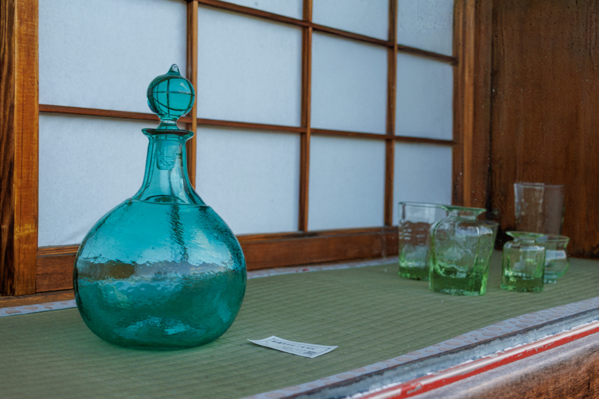 ショーウインドウに展示される「倉敷ガラス」