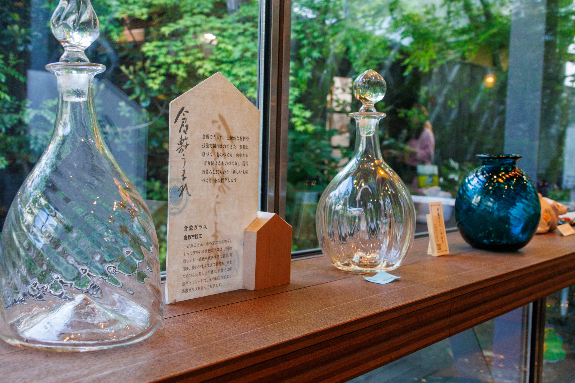 奥のギャラリーでは倉敷ガラスも展示販売されています