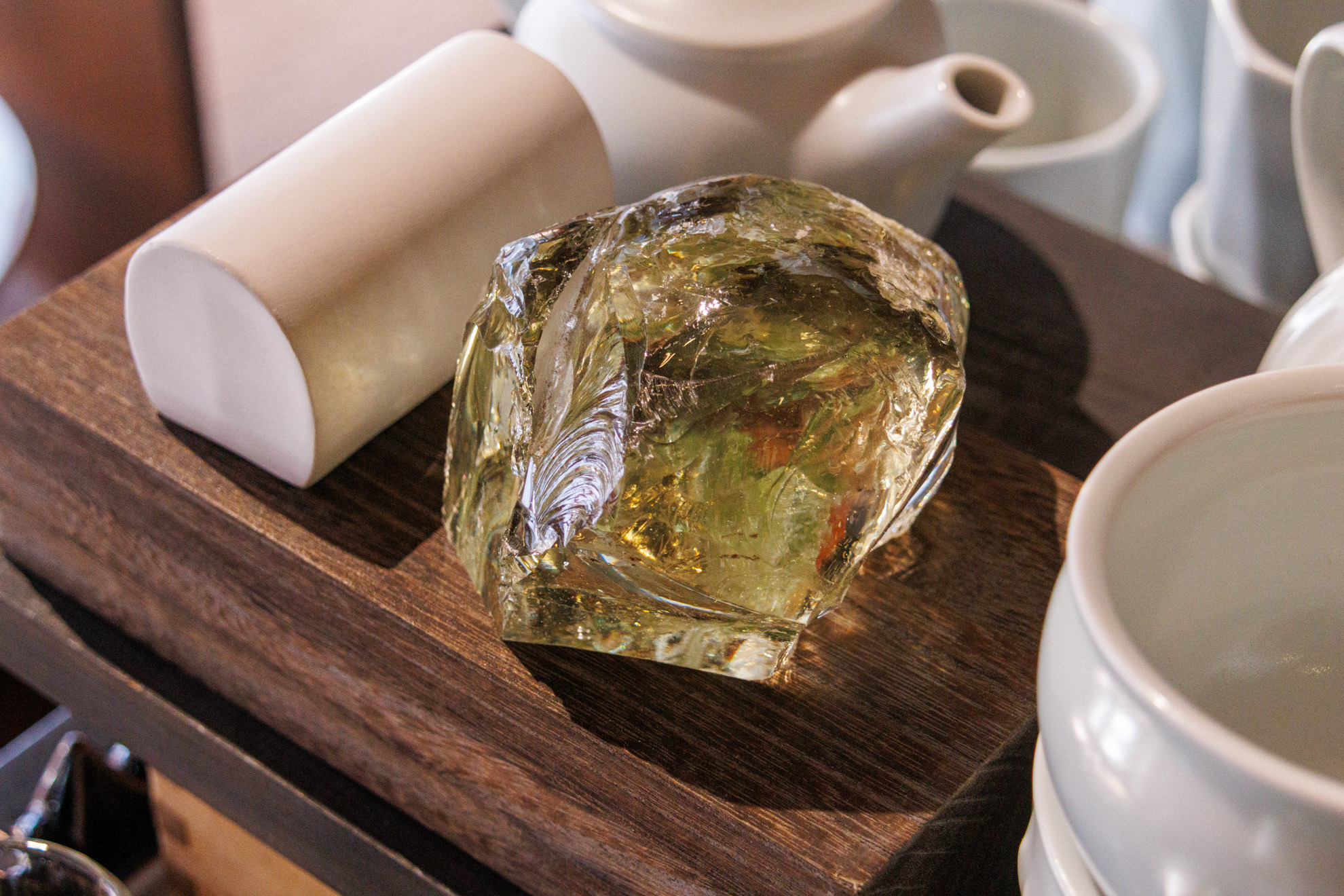 こちらの透明な塊は、倉敷ガラスの素となる素材