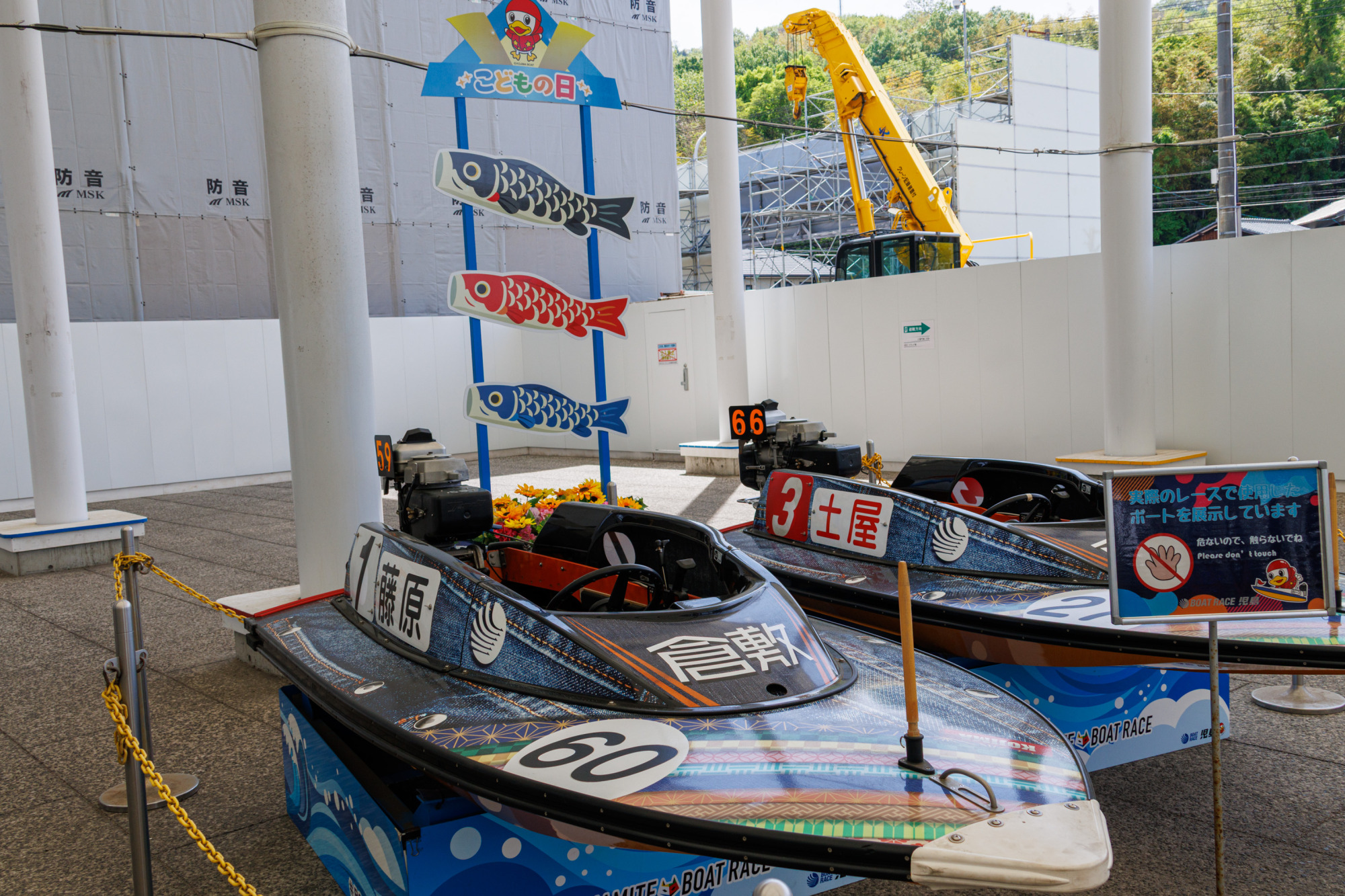 エントランスには実物のモーターボートも展示