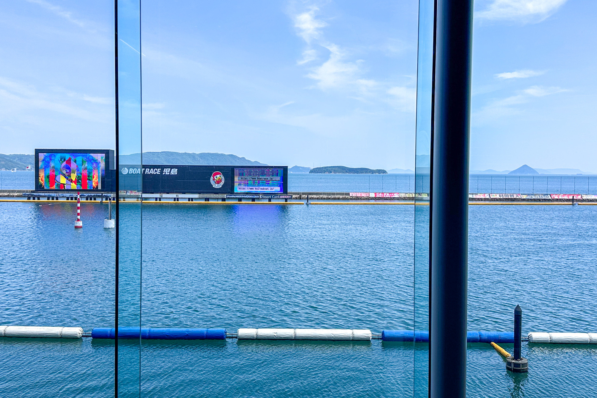 スタンドからは風光明媚な瀬戸内海の風景が楽しめます