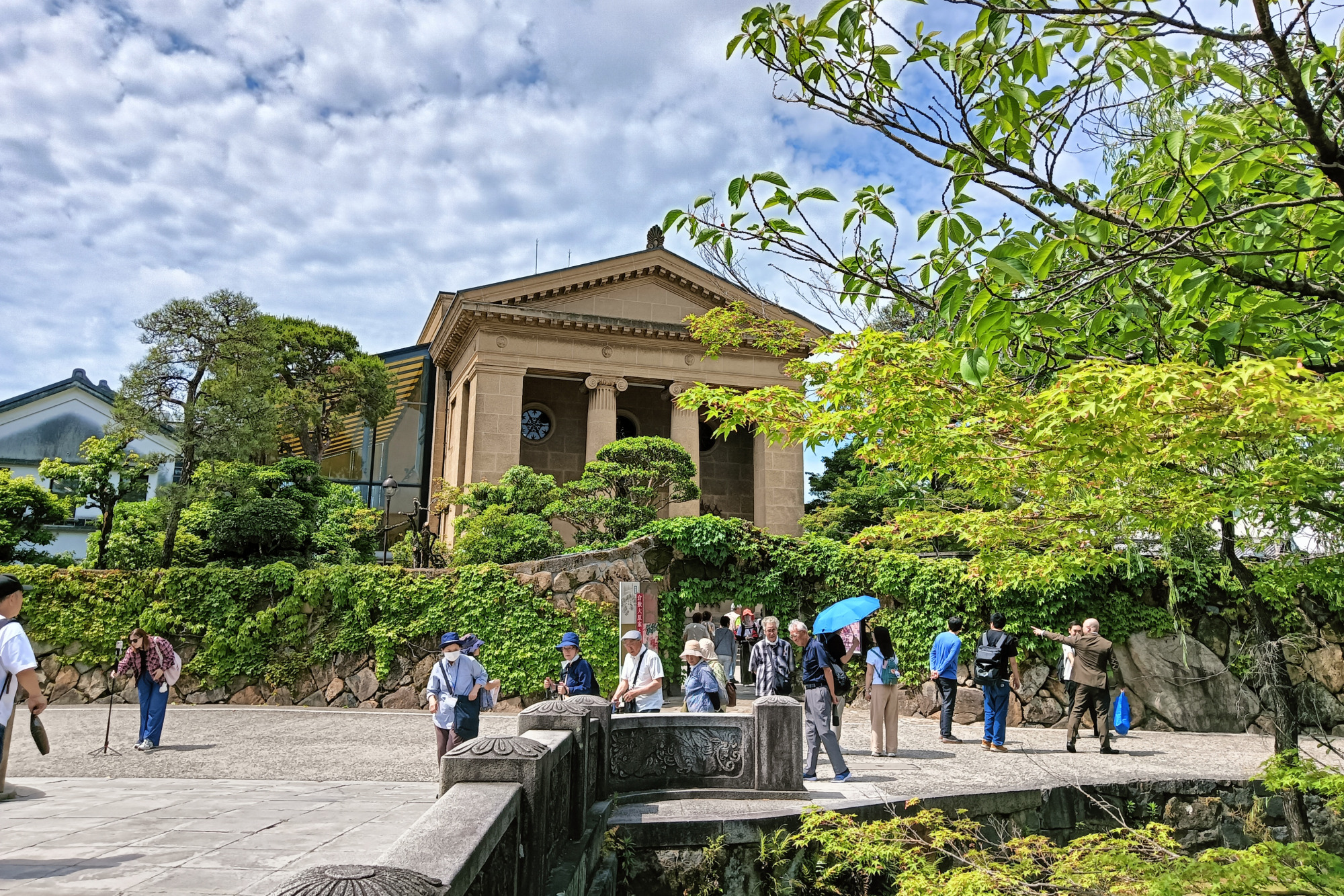 手前に見える今橋も薬師寺主計建築