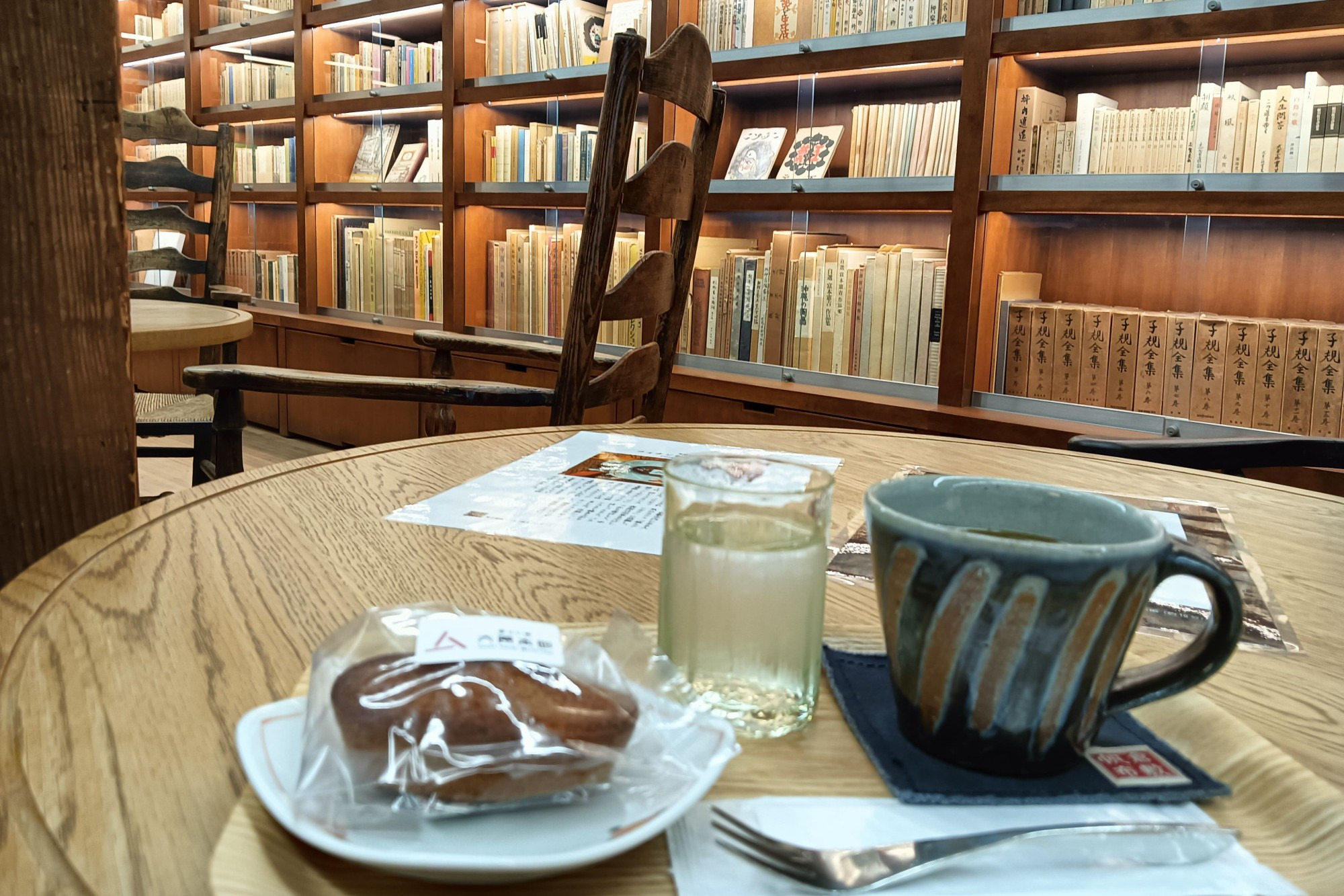 總一郎の書斎をイメージしたブックカフェ