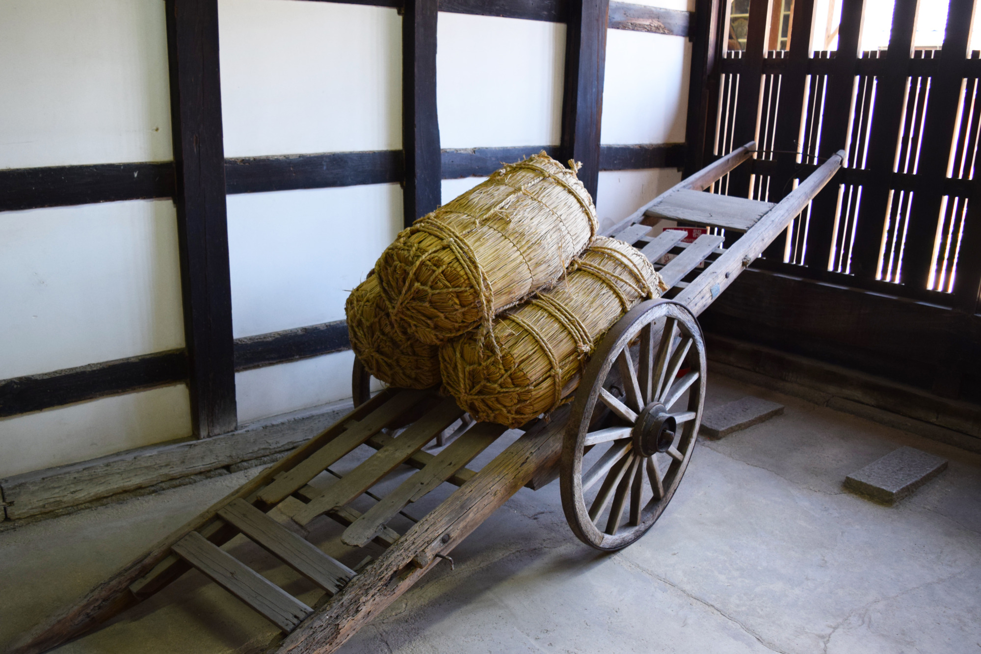 米俵と大八車（大橋家住宅）