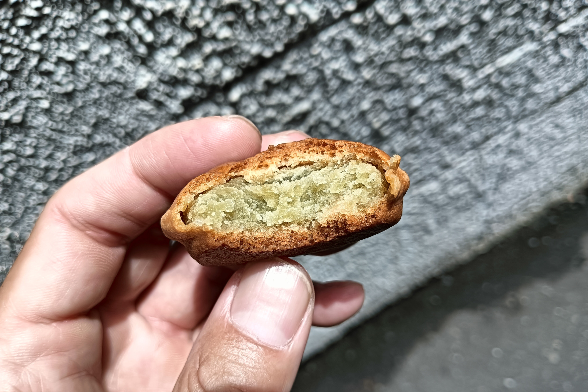 中は抹茶餡