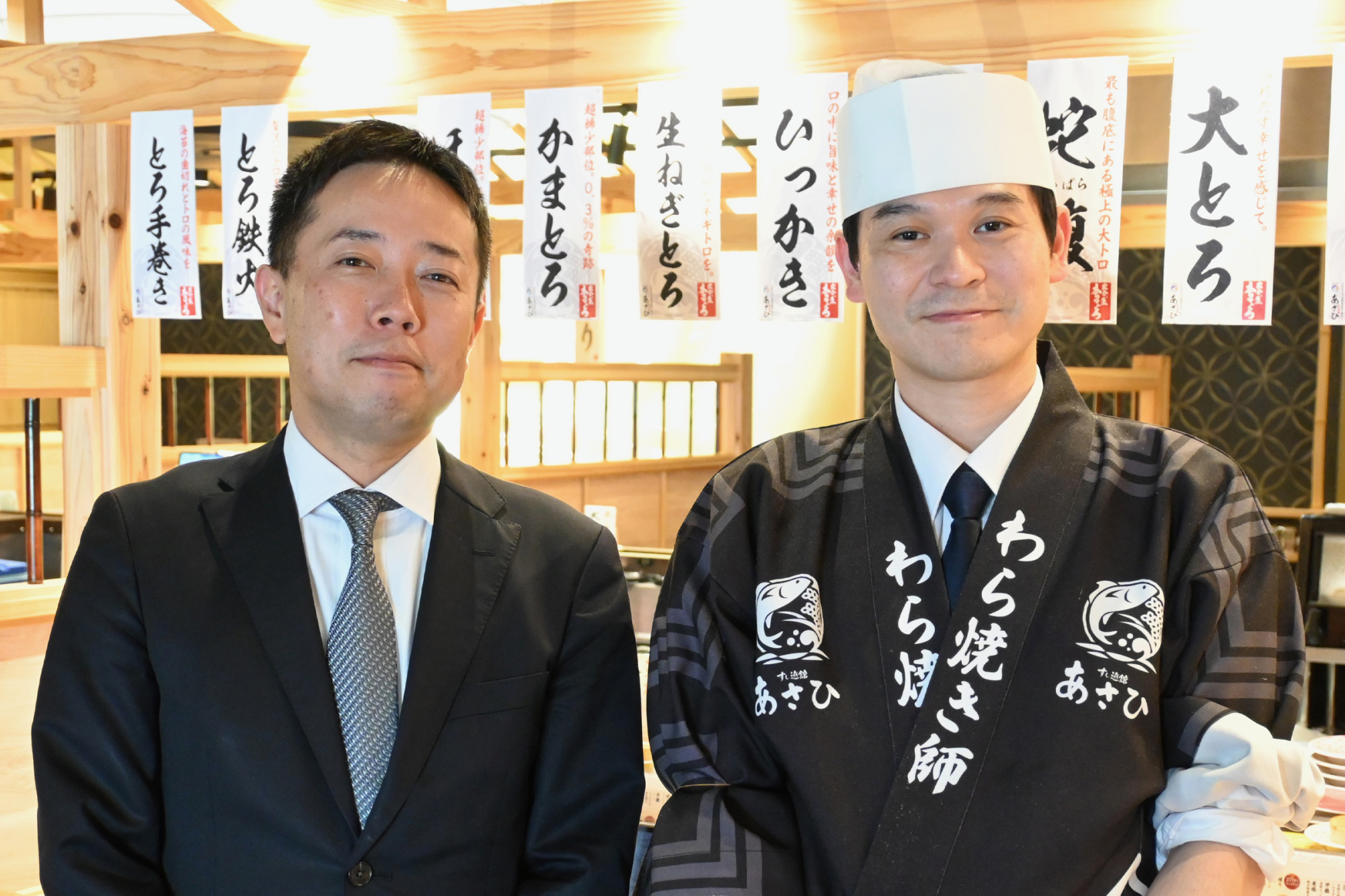 髙橋社長(左)と藁焼き師でもある植木店長