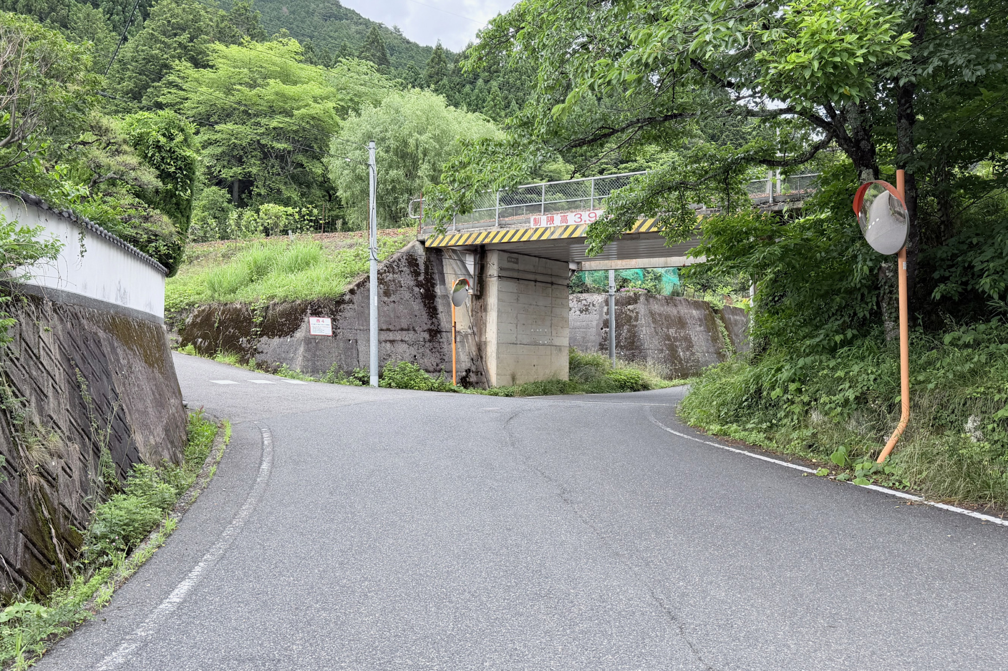 線路をくぐって右方面へ