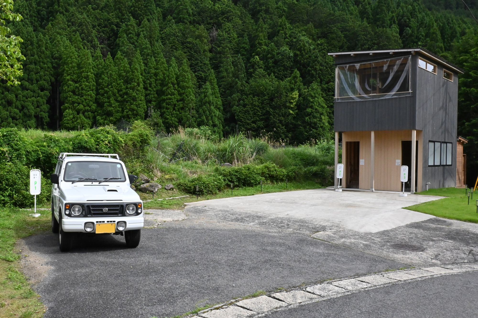 駐車場はあずまや前に各1台ずつ