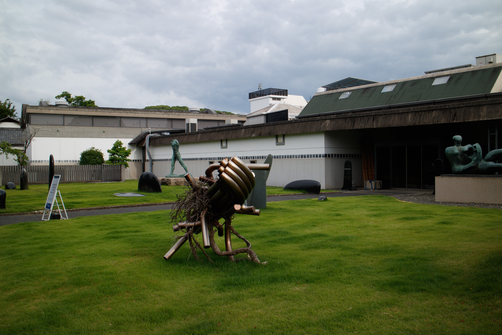 新渓園側から見る大原美術館分館前の彫刻群
