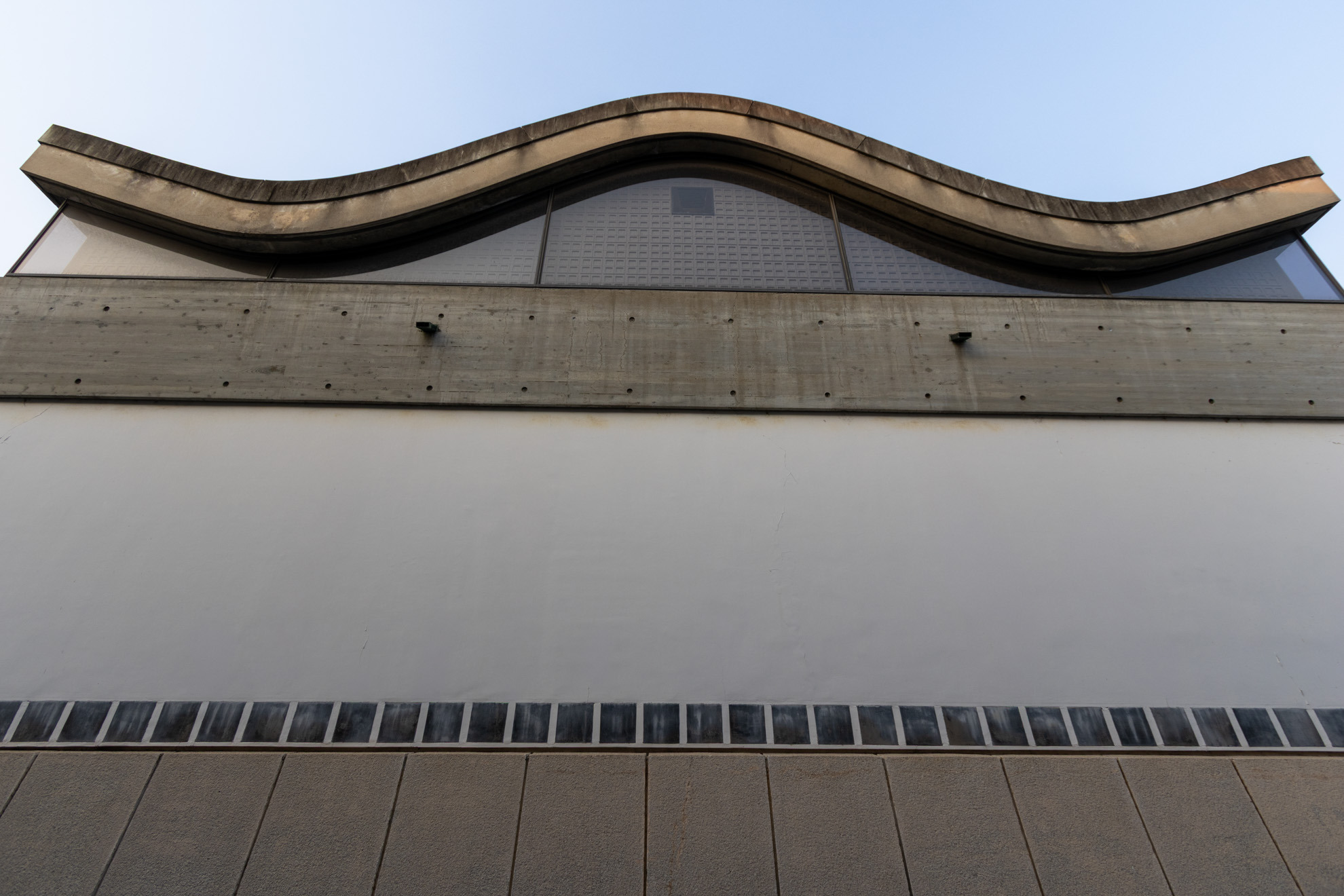 波打つような展示室の屋根