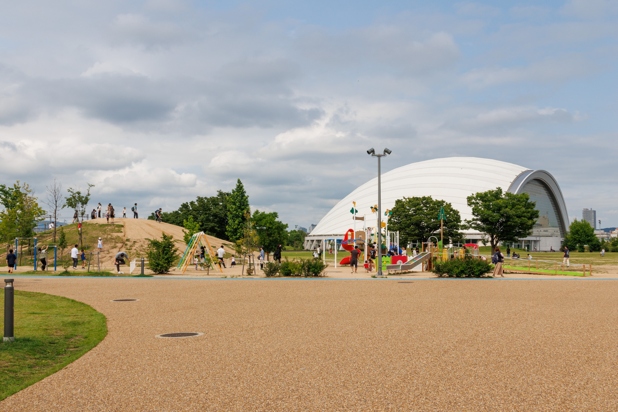 北長瀬未来ふれあい運動公園。奥に見えるのが岡山ドーム