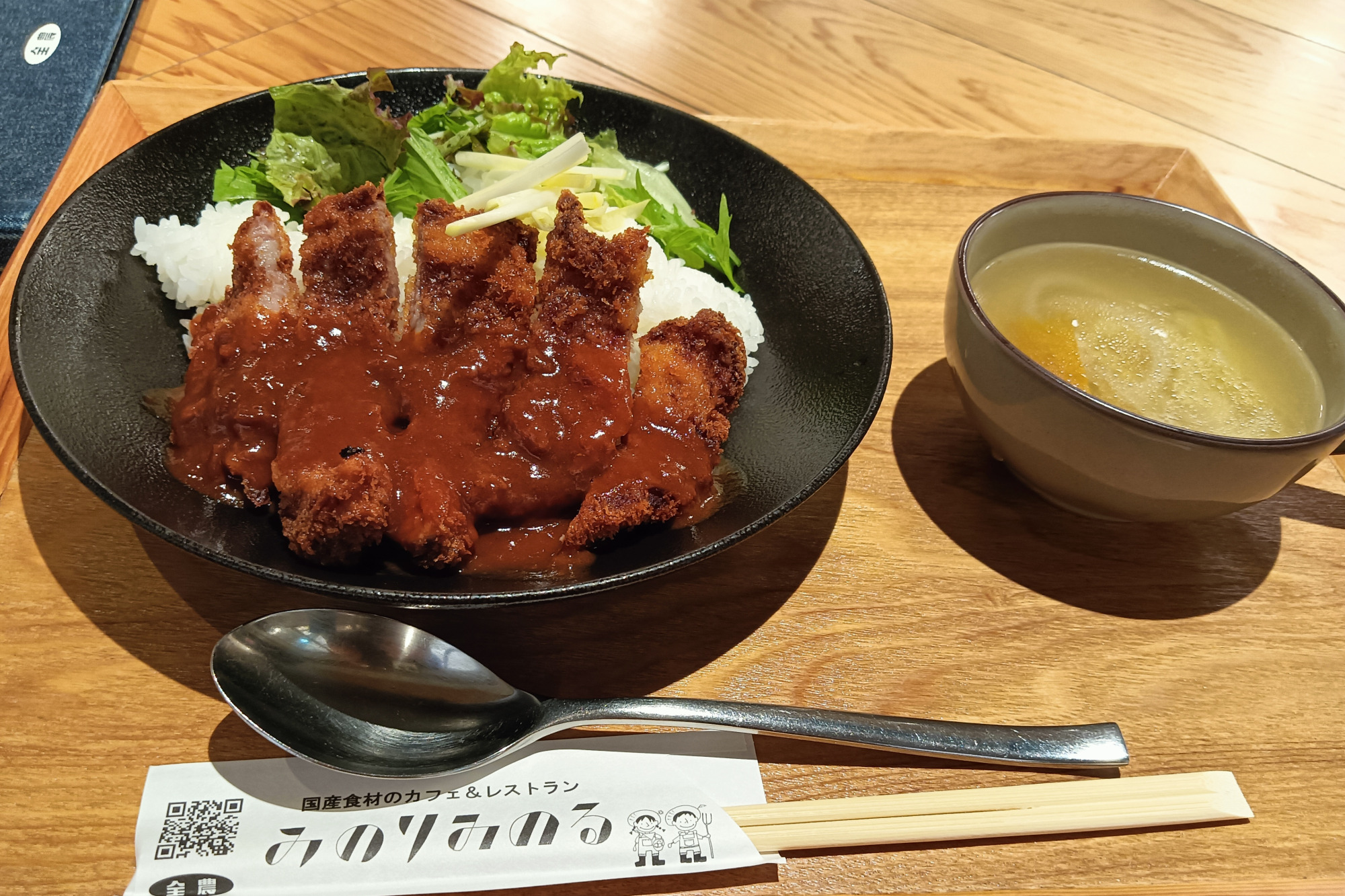 「岡山県産ピーチポークのデミカツ丼」 ※写真は55円プラスの大盛。