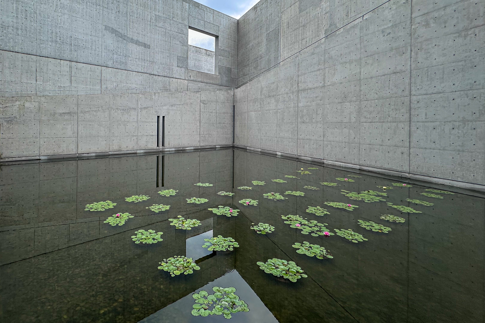成羽の空を映し込む「静水の庭」美術館の建築自体が一つのアート作品です