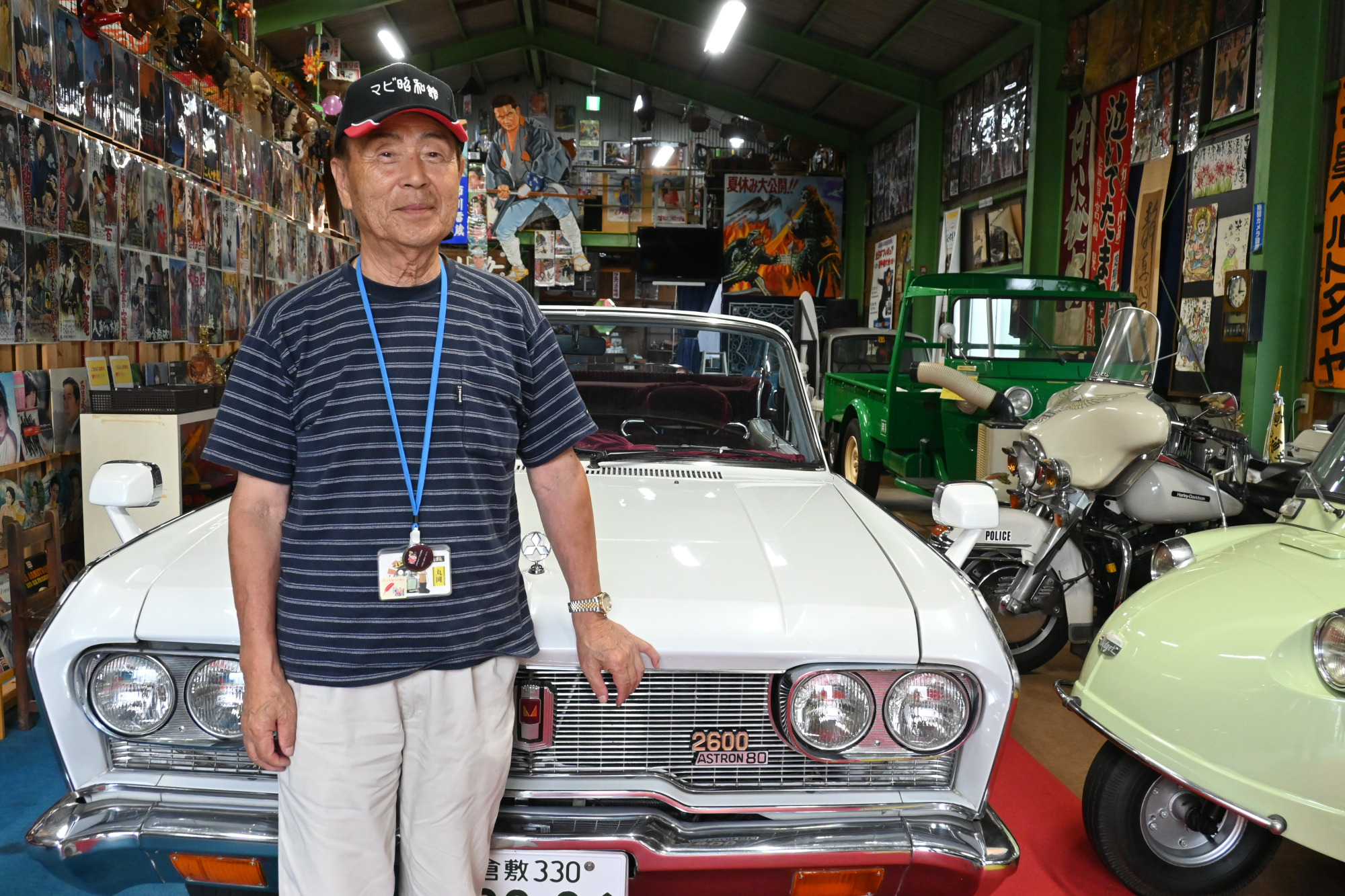 元気いっぱいの館長、丸岡律夫さん