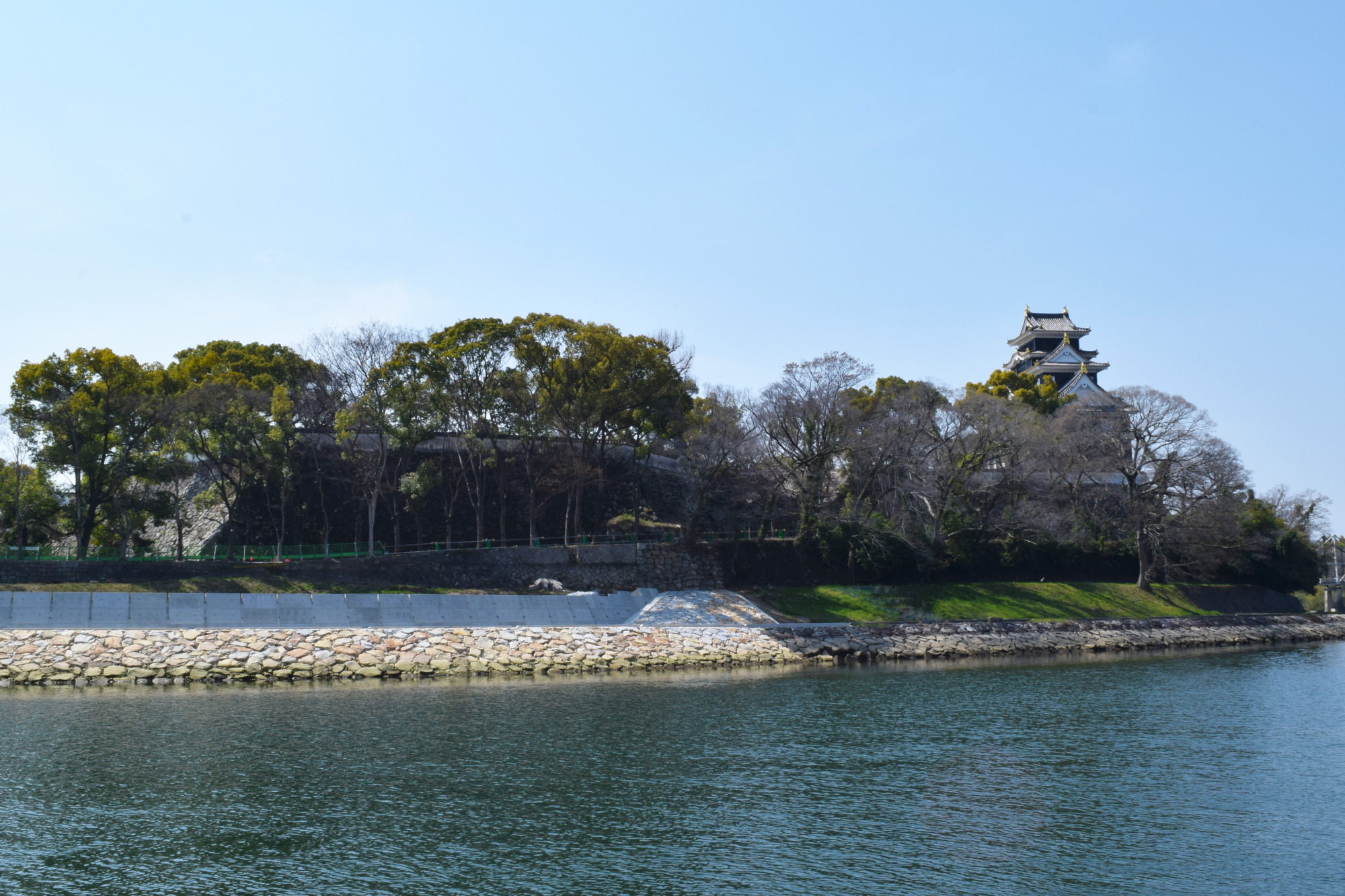 岡山城「本丸・本段」に建つ天守と旭川