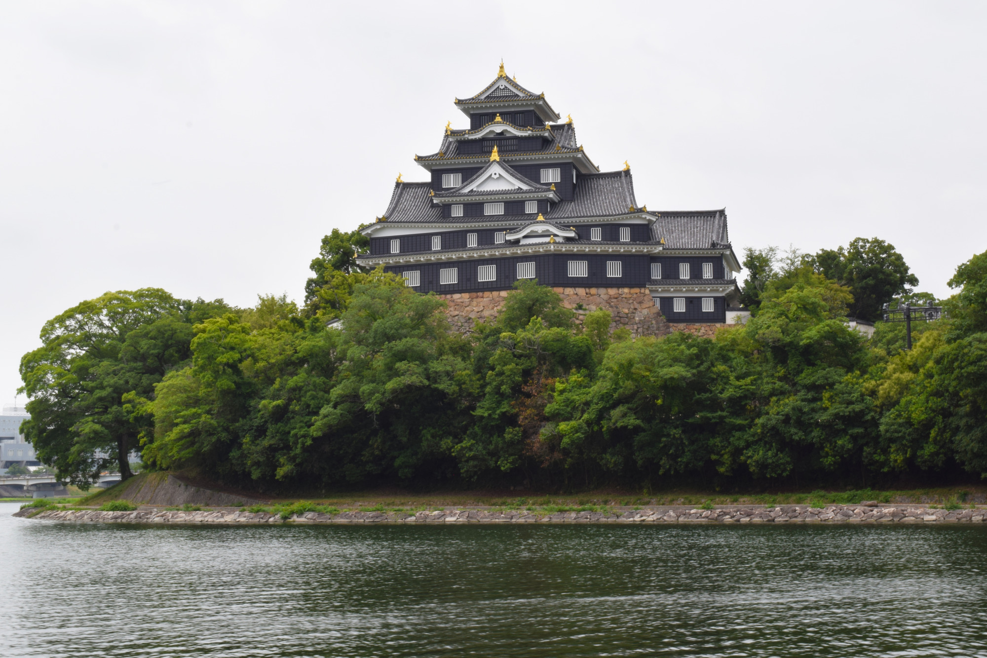 岡山城「本丸・本段」に建つ天守と旭川