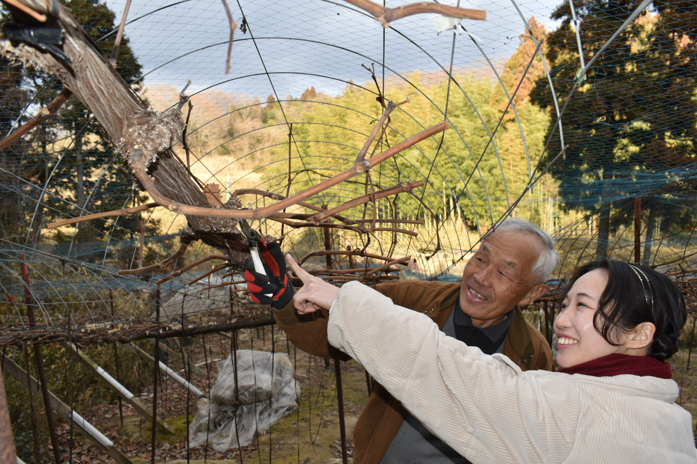生産者の浅野武志さんと、くらしき移住宣伝大使の水野美咲さん