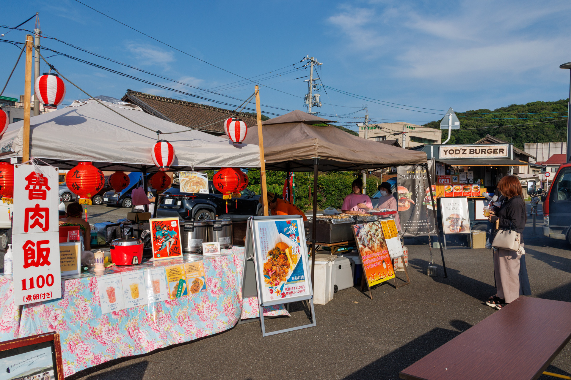 会場内にはグルメ屋台が多く並びます