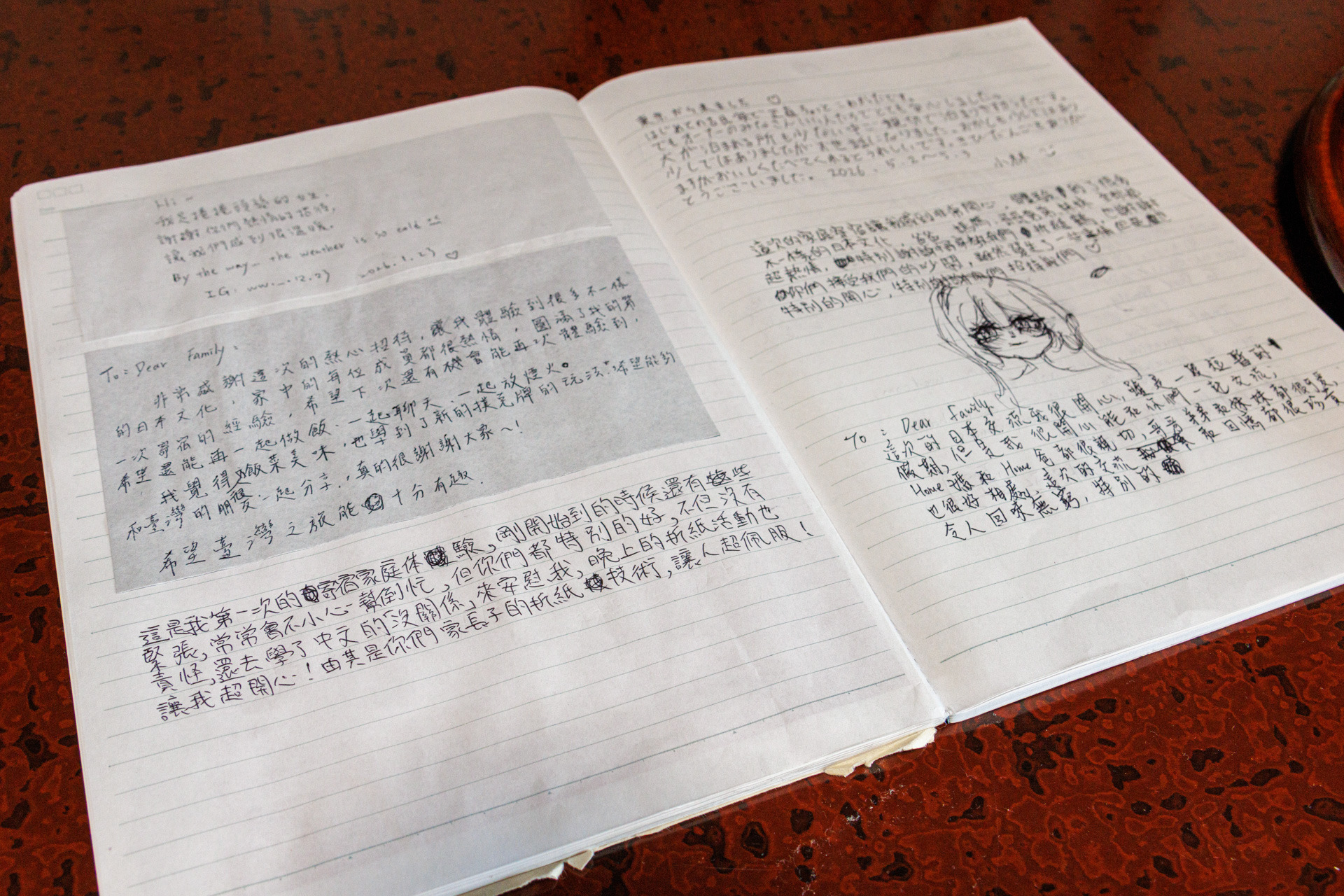 訪れた学生達からの沢山のメッセージが書かれた感想ノート