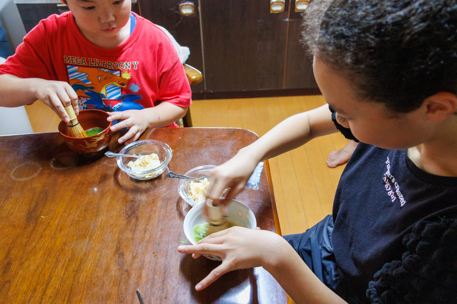 子ども達も見よう見まねで挑戦