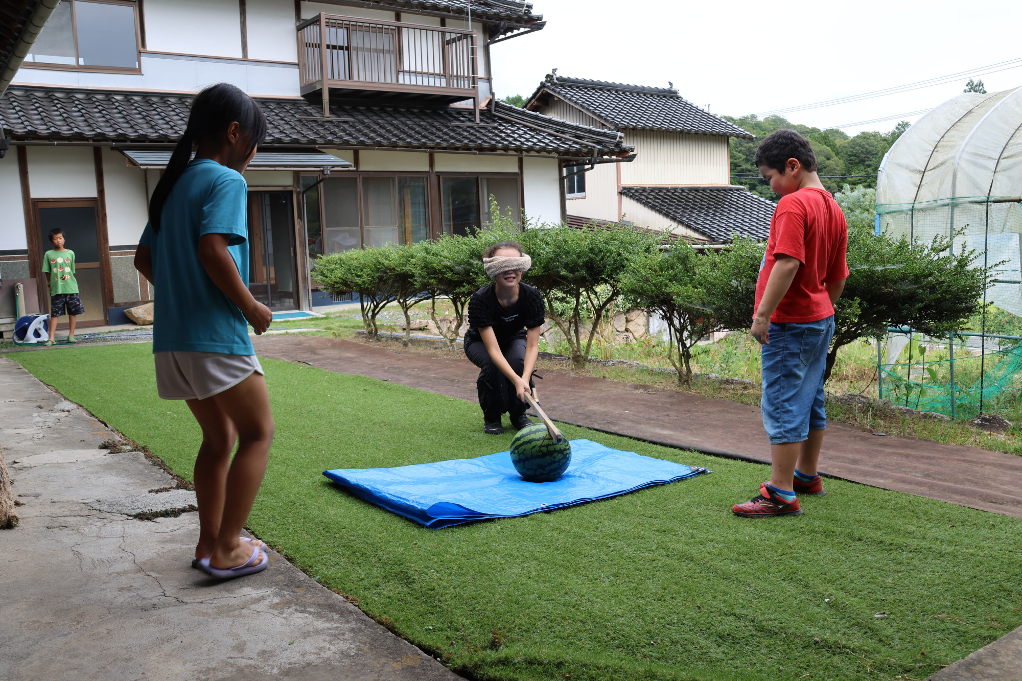 庭先でのスイカ割り体験は子ども達に大人気!