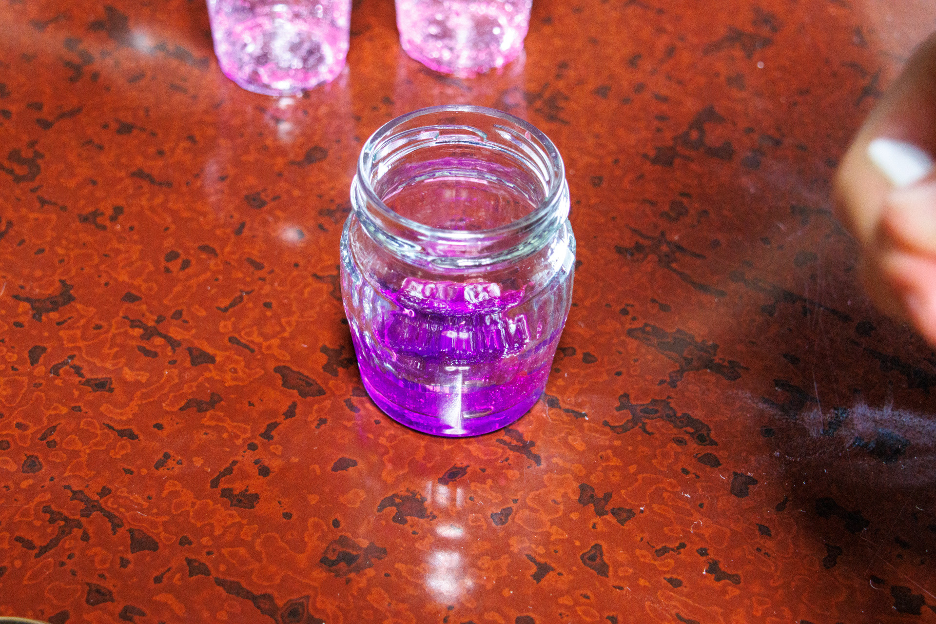 その中に保冷剤のジェルを入れると着色されます