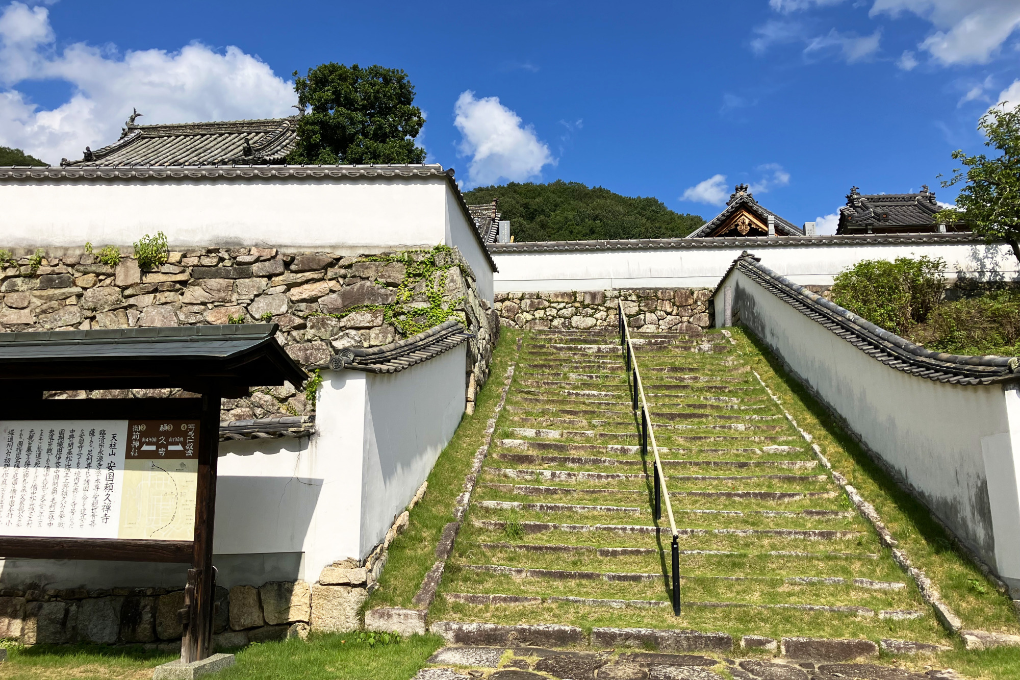 まるで城のような頼久寺