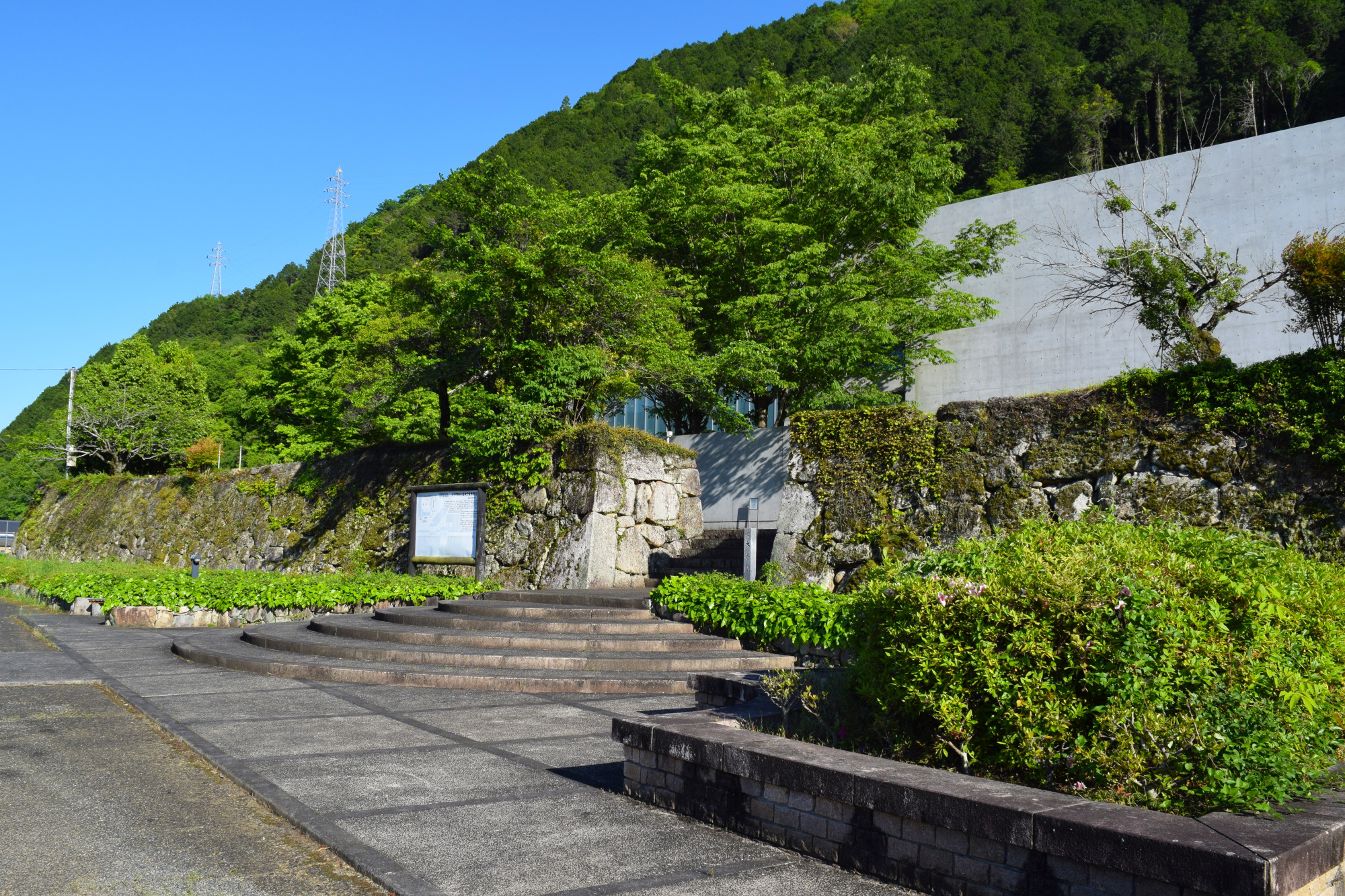 成羽陣屋跡と高梁市成羽美術館