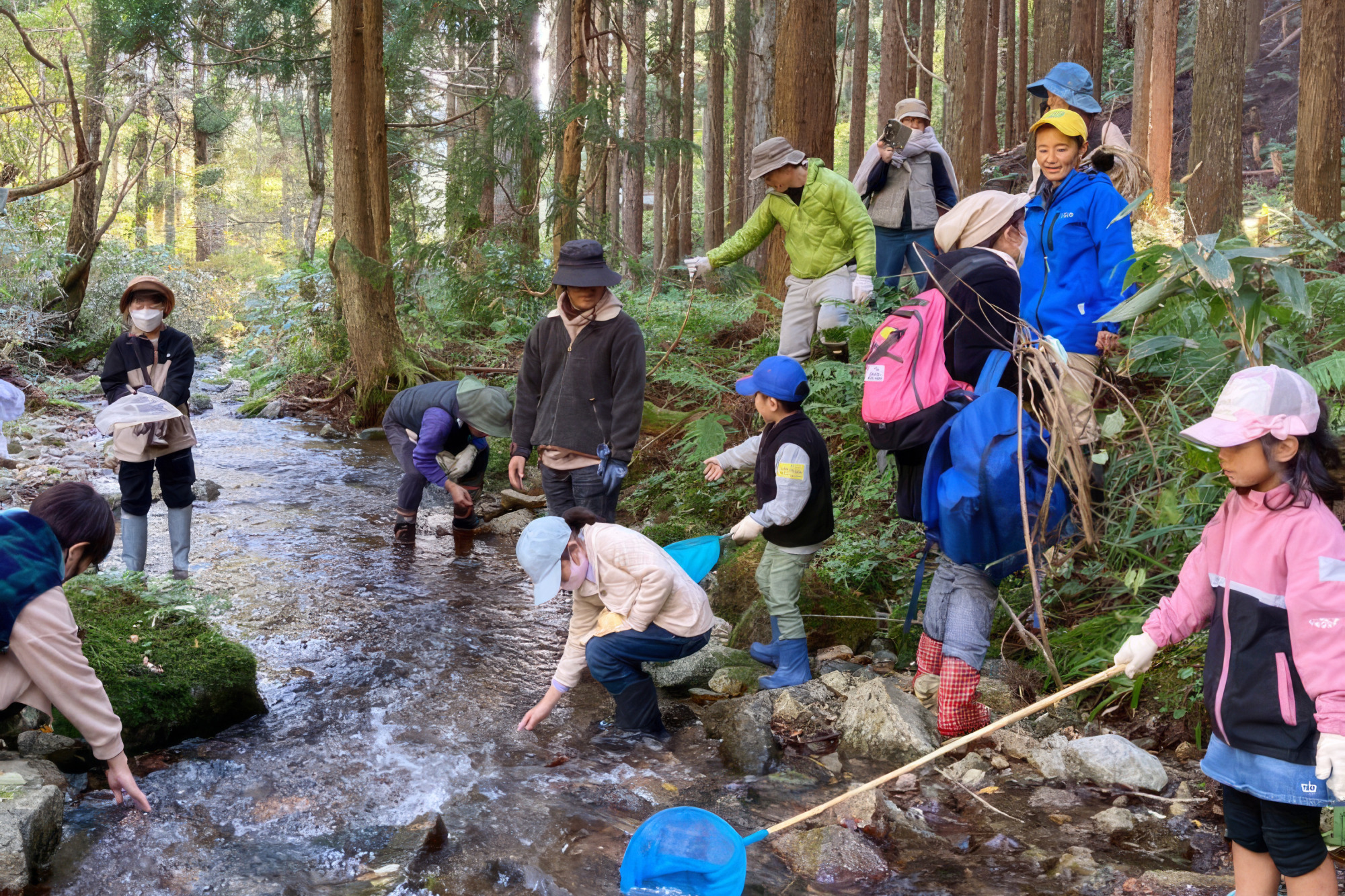 川での自然観察(画像提供:ボスケリコ農園)